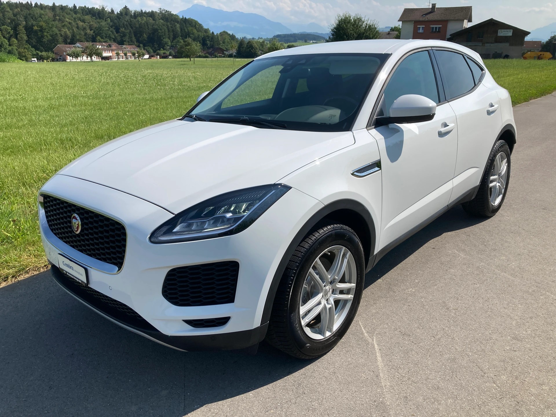 JAGUAR E-Pace 2.0d D150 AWD Automatik-image-0