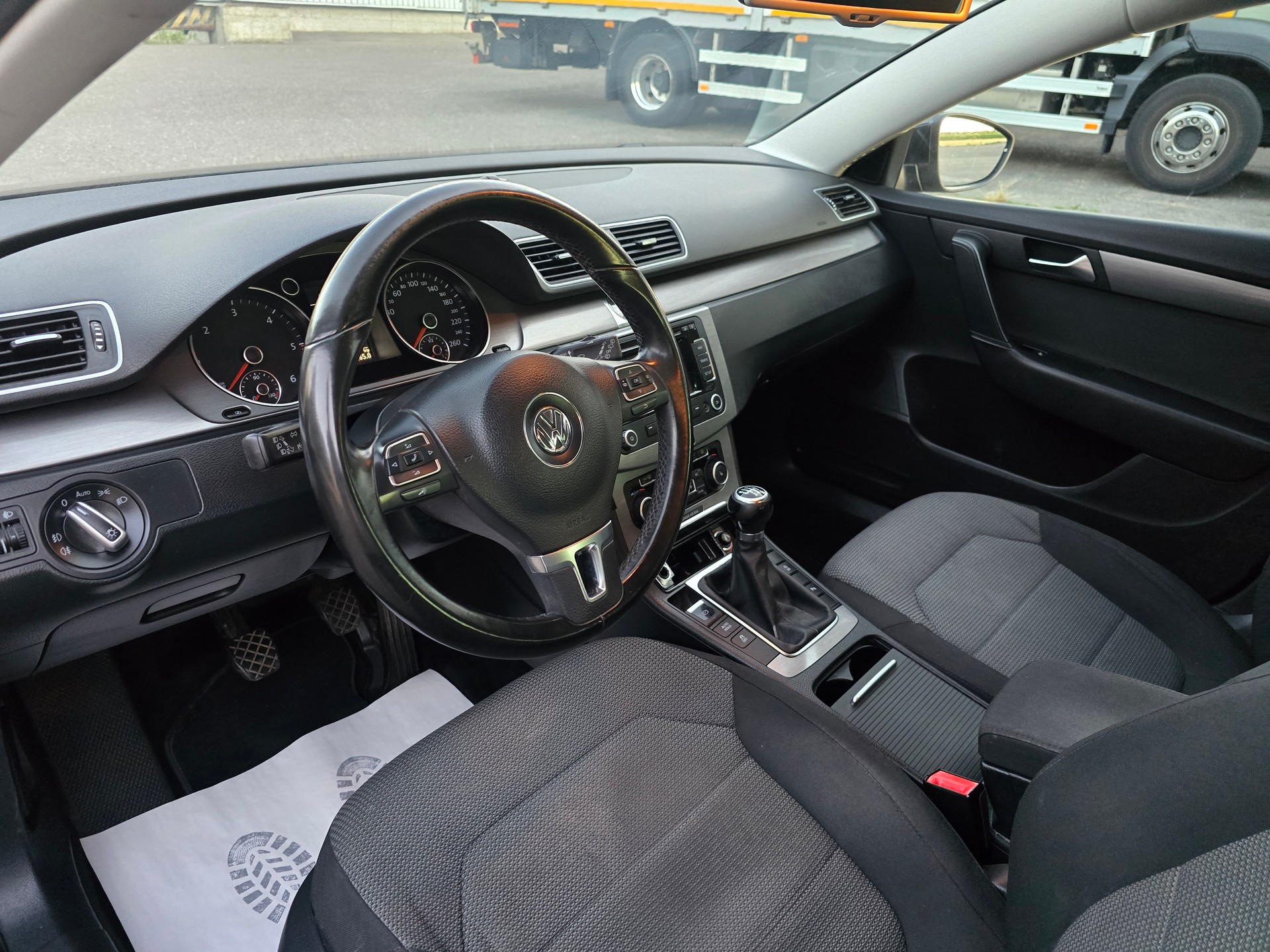 VW Passat Variant 2.0 TDI BMT Trendline-image-11