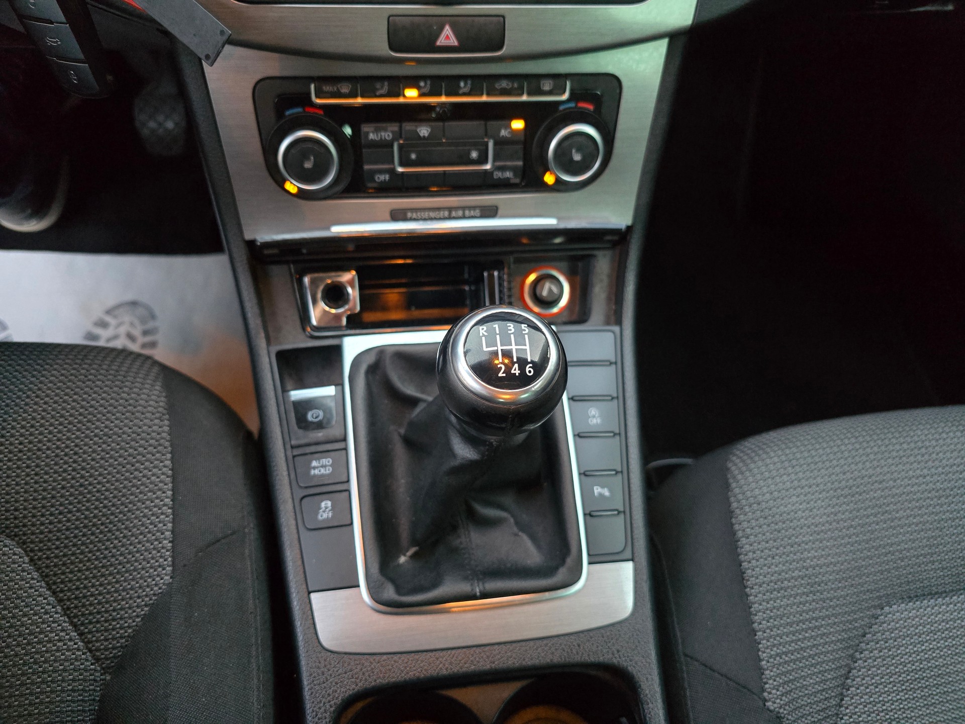VW Passat Variant 2.0 TDI BMT Trendline-image-18