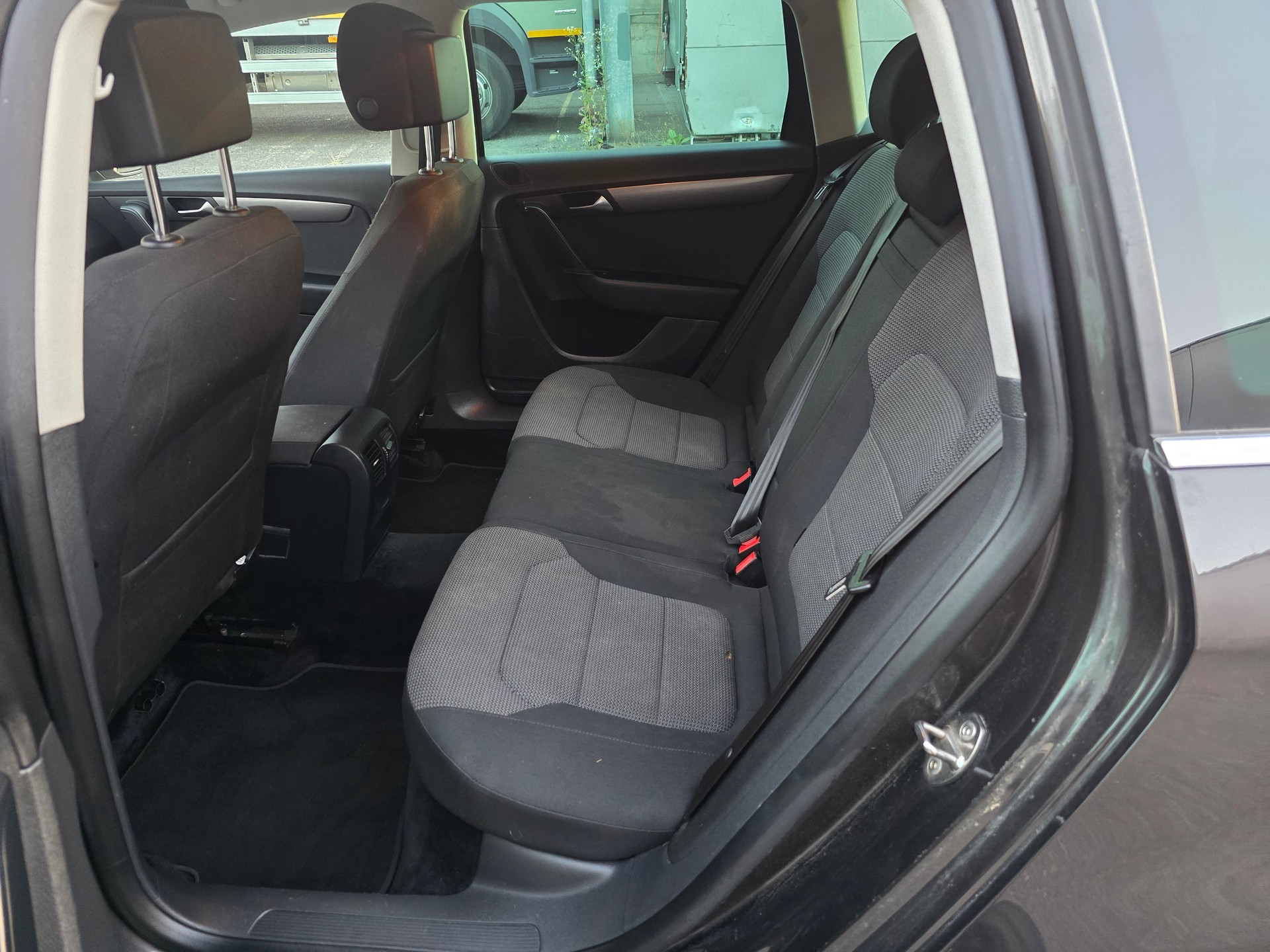 VW Passat Variant 2.0 TDI BMT Trendline-image-13