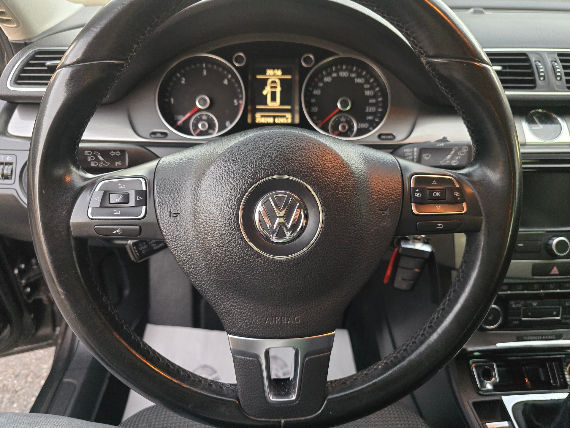 VW Passat Variant 2.0 TDI BMT Trendline-image-16