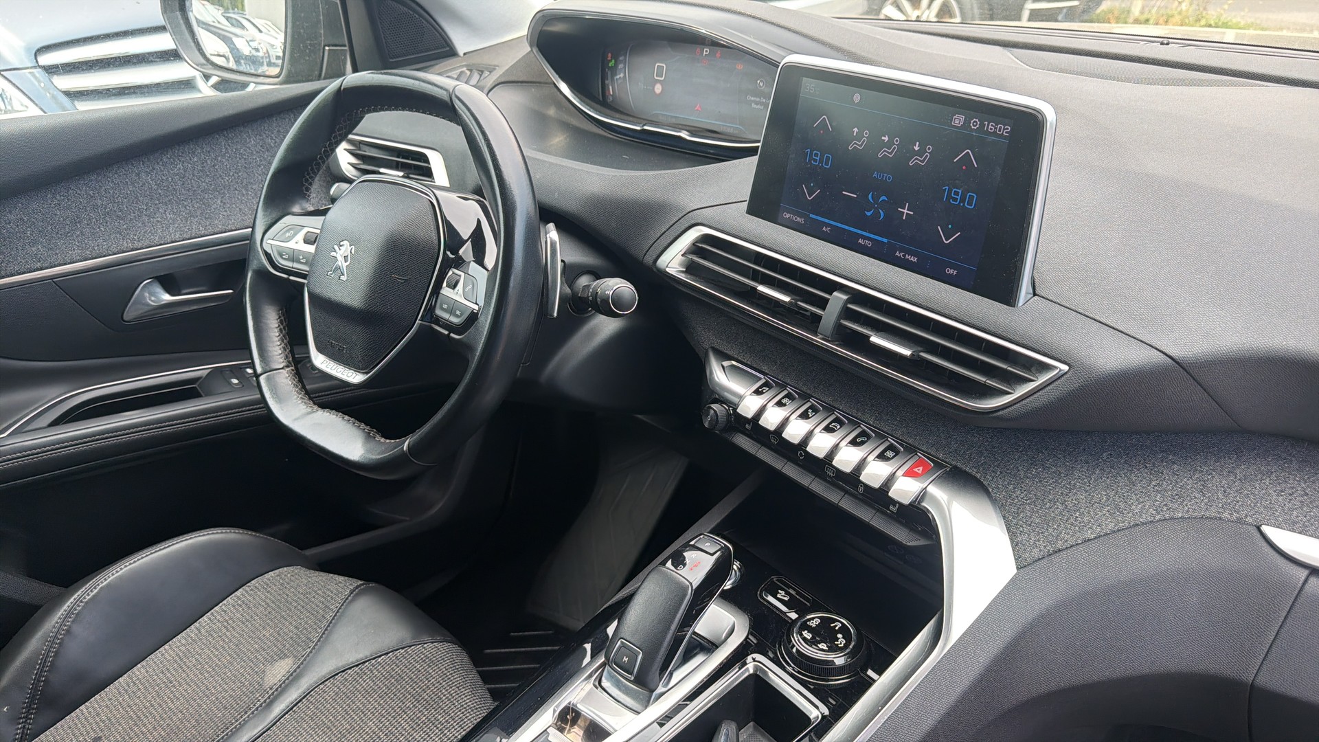 PEUGEOT 5008 1.2 Pure Tech Allure EAT-image-4