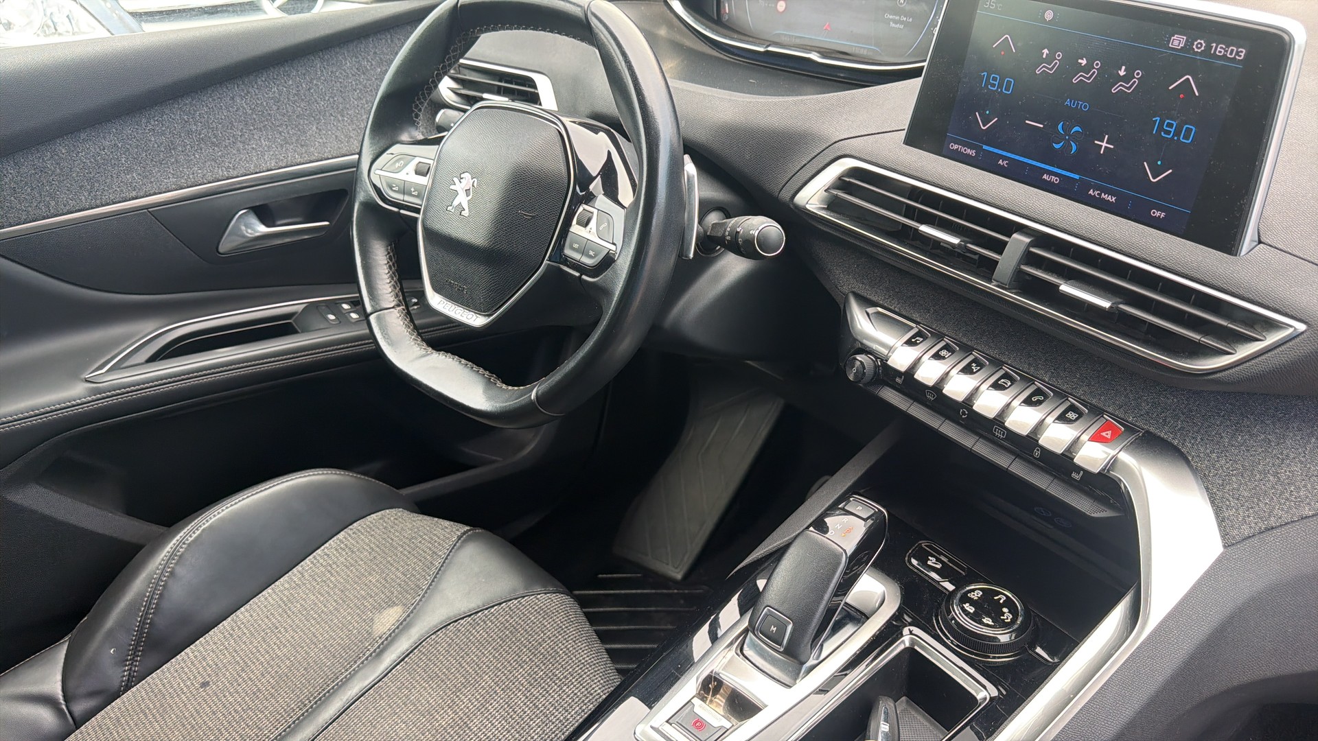 PEUGEOT 5008 1.2 Pure Tech Allure EAT-image-8