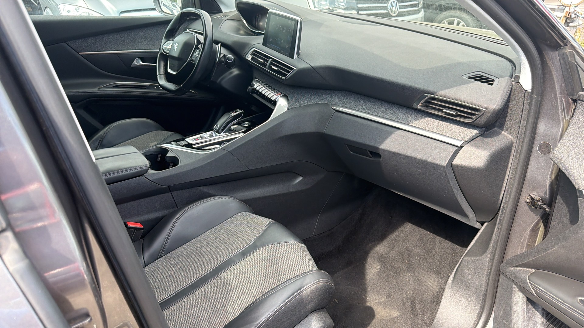 PEUGEOT 5008 1.2 Pure Tech Allure EAT-image-5