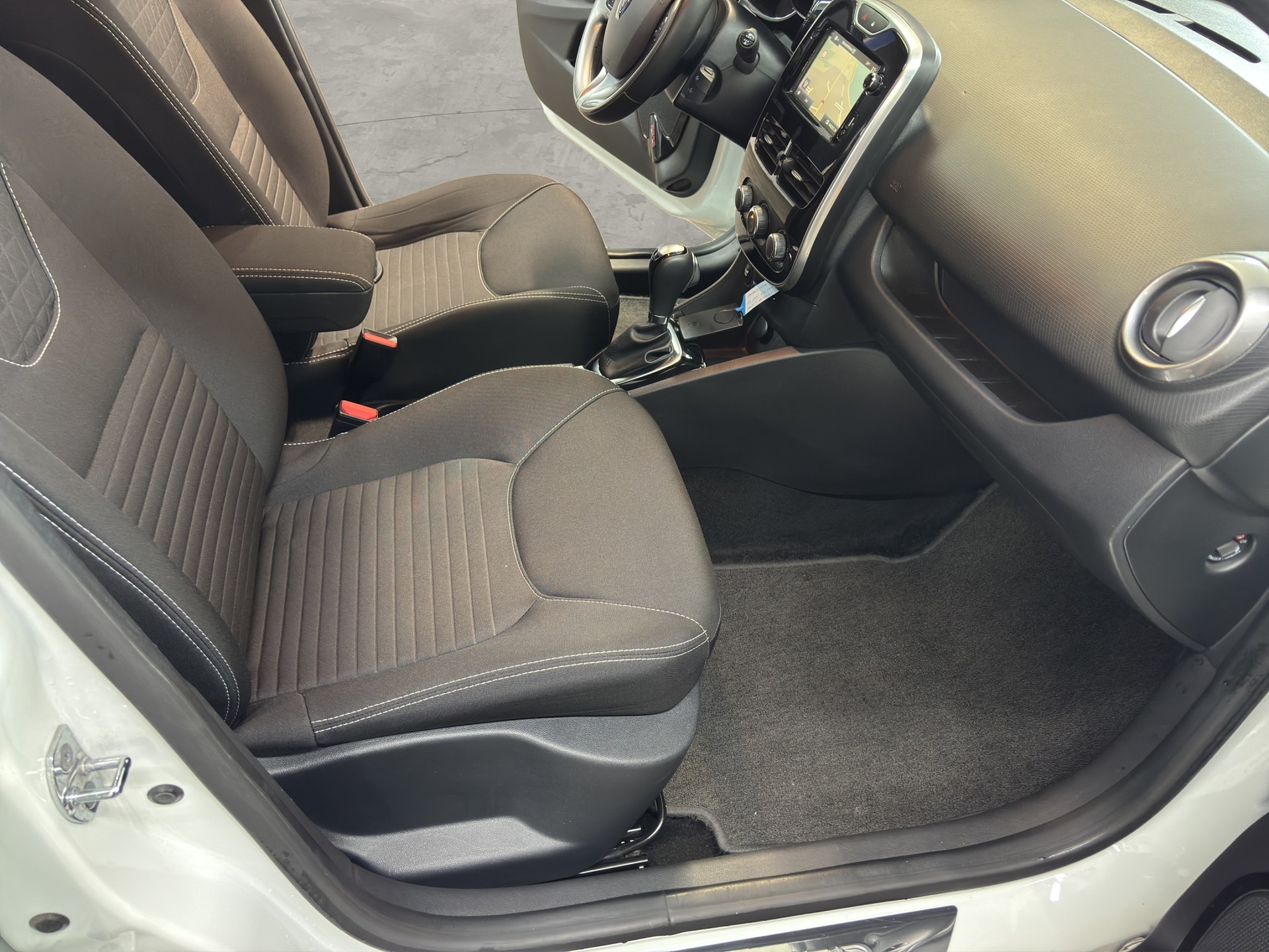 RENAULT Clio 1.2 16V T Limited EDC-image-17