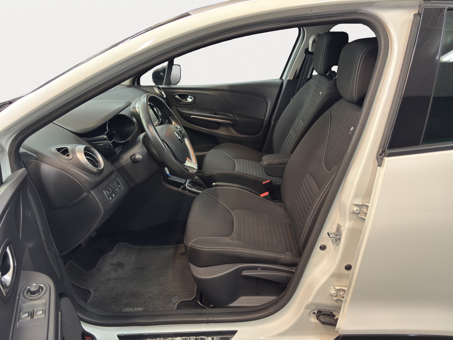 RENAULT Clio 1.2 16V T Limited EDC-image-8