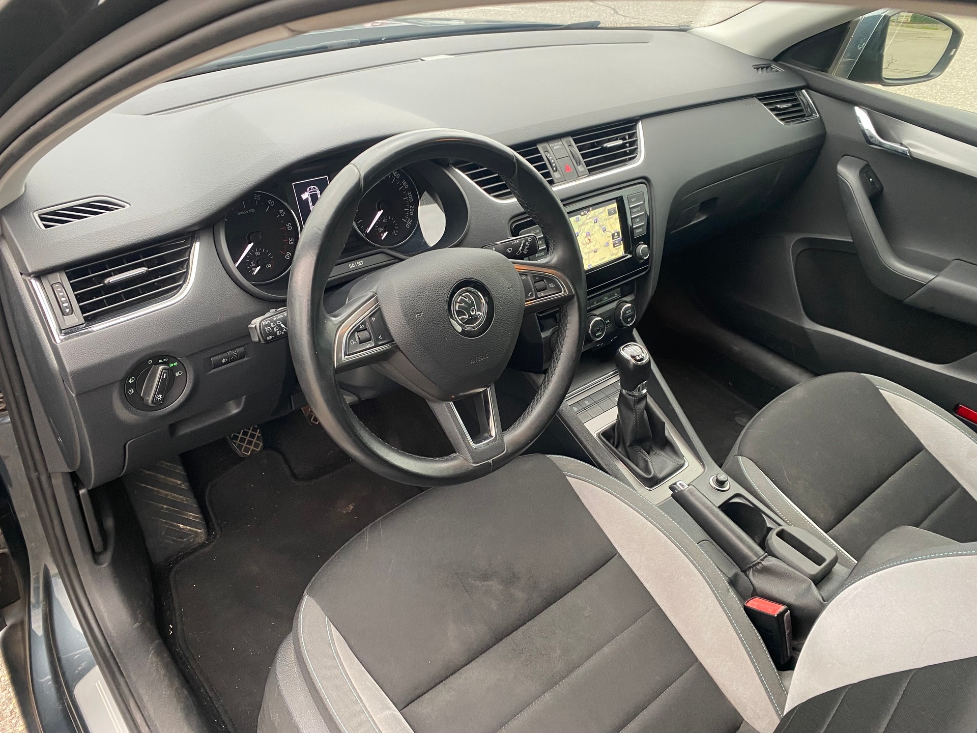 SKODA Octavia Combi 2.0 TDI Swiss Edition 4x4-image-4