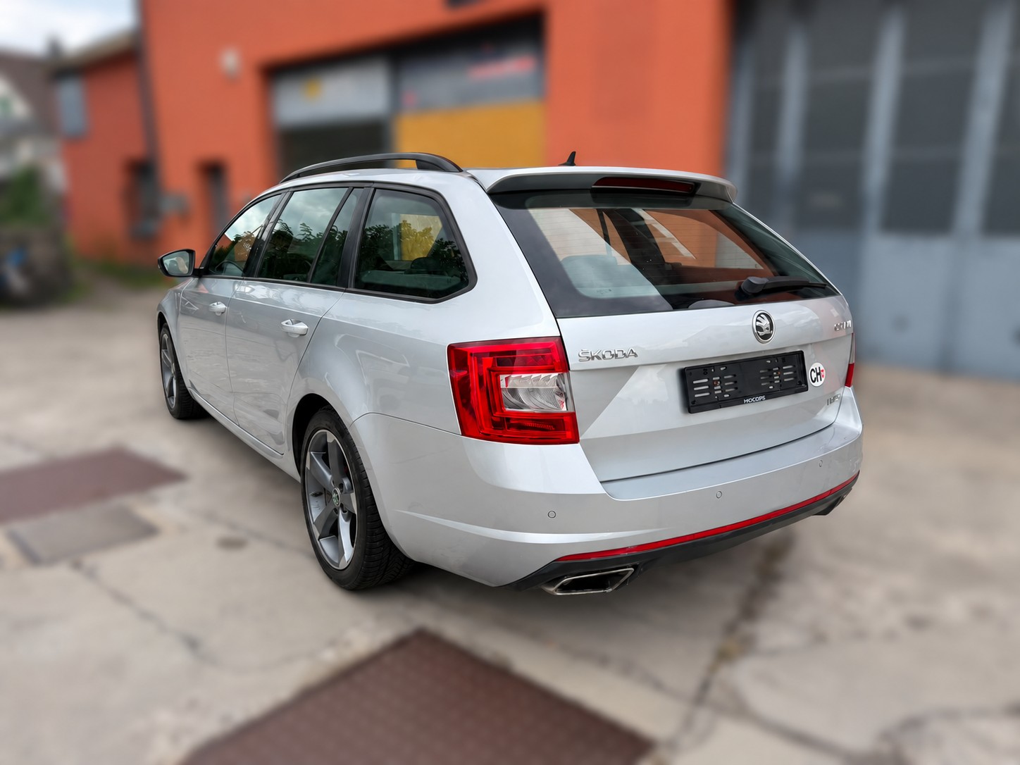 SKODA Octavia Combi 2.0 TSI RS-image-2