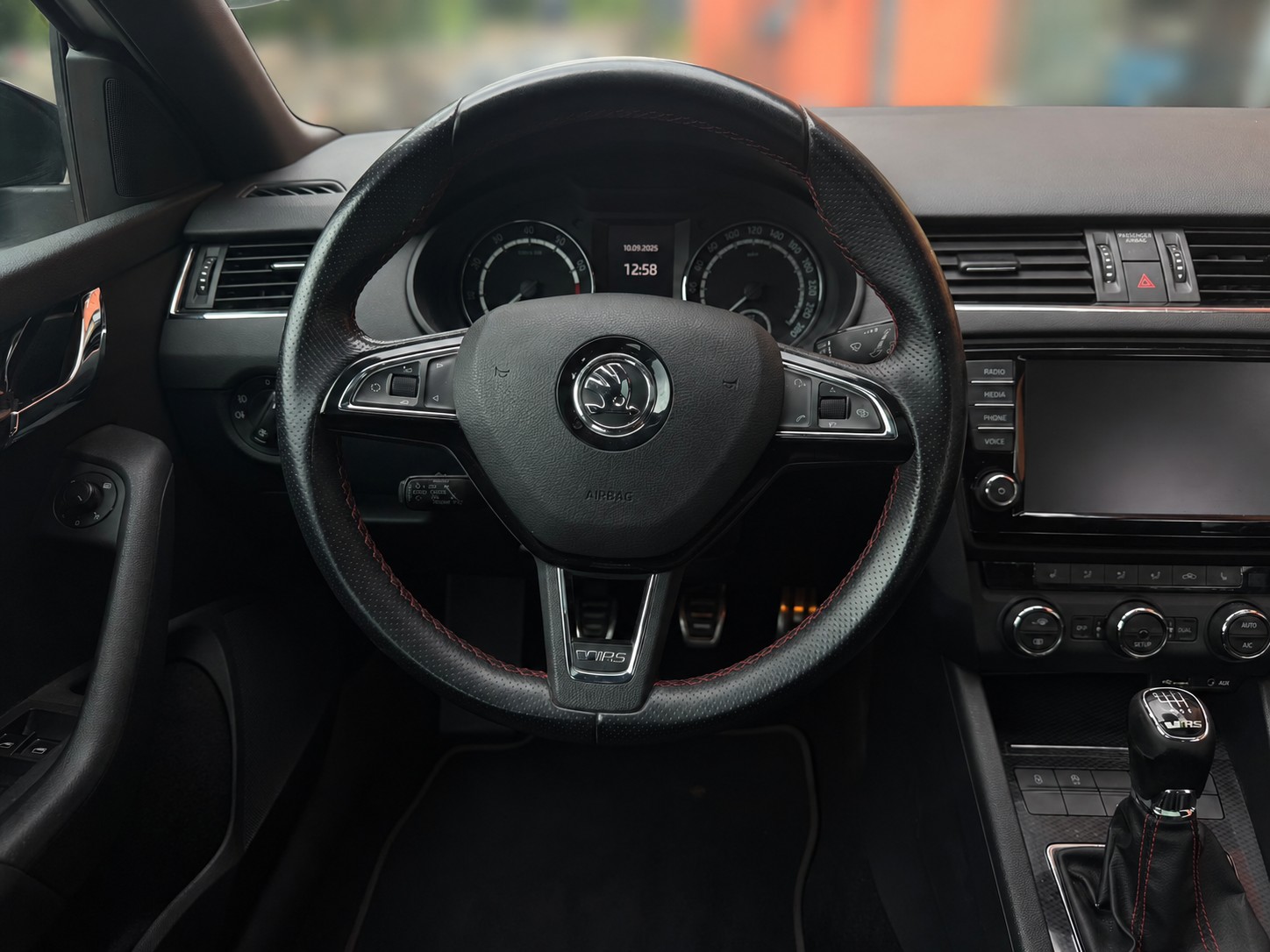 SKODA Octavia Combi 2.0 TSI RS-image-10