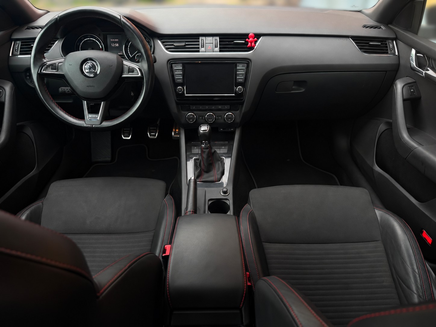 SKODA Octavia Combi 2.0 TSI RS-image-9