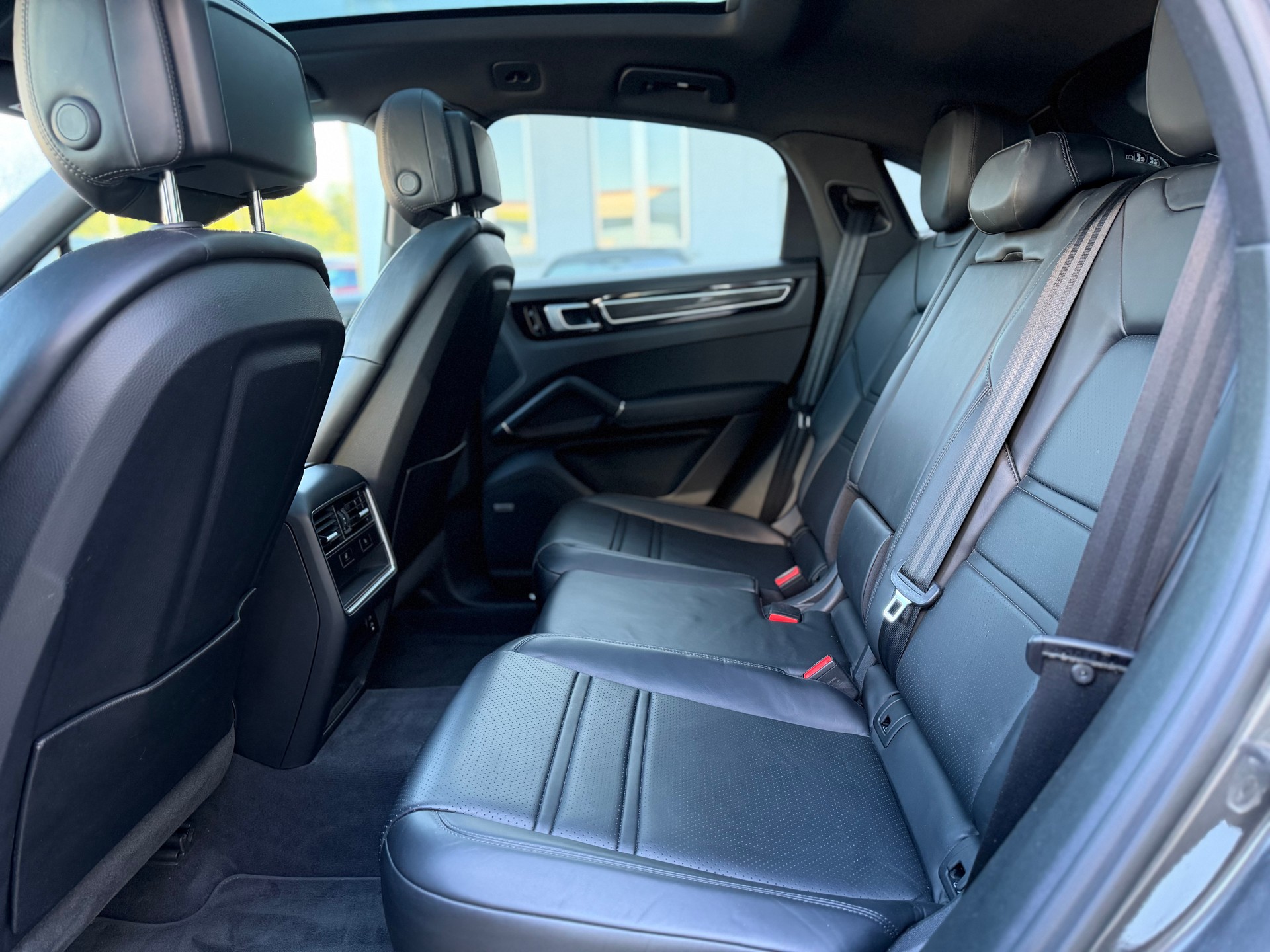 PORSCHE Cayenne Coupé E-Hybrid-image-11
