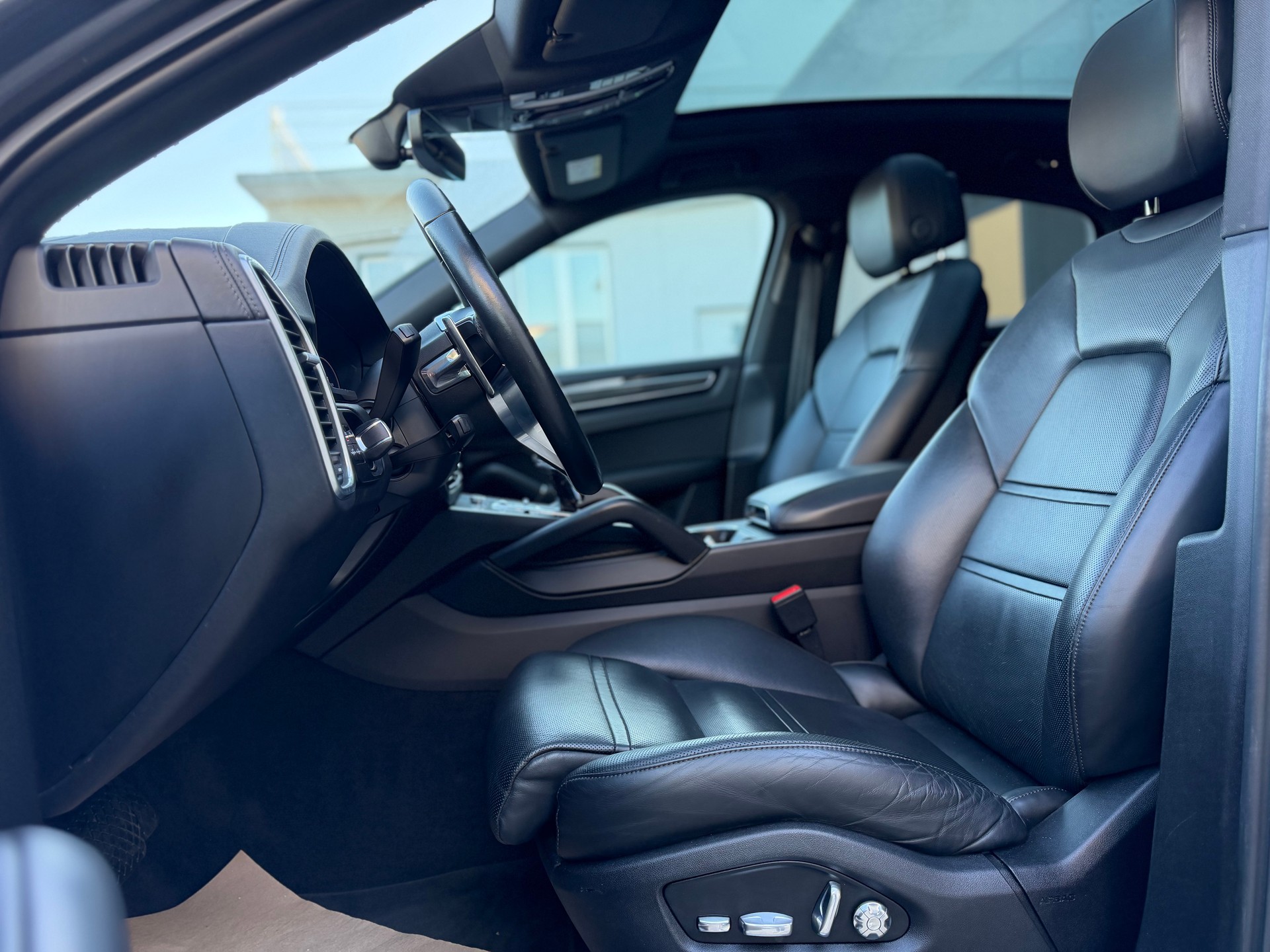 PORSCHE Cayenne Coupé E-Hybrid-image-10