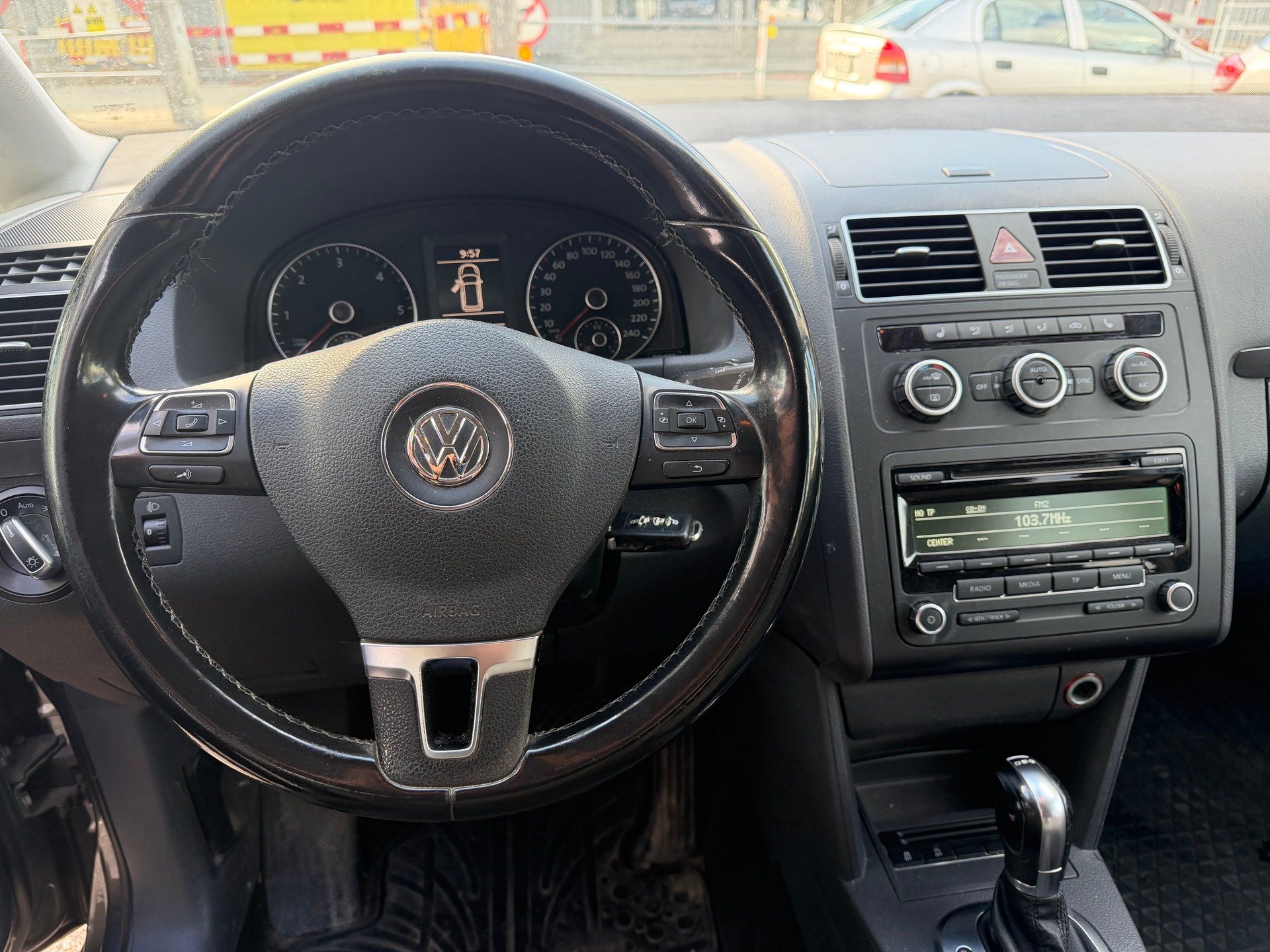 VW Touran 1.6 TDI BMT Comfortline DSG ** 07x Sitze ** Klima-auto ** Tempomat ** Park Sensor H ** Sitzheizung ** B5b-image-8