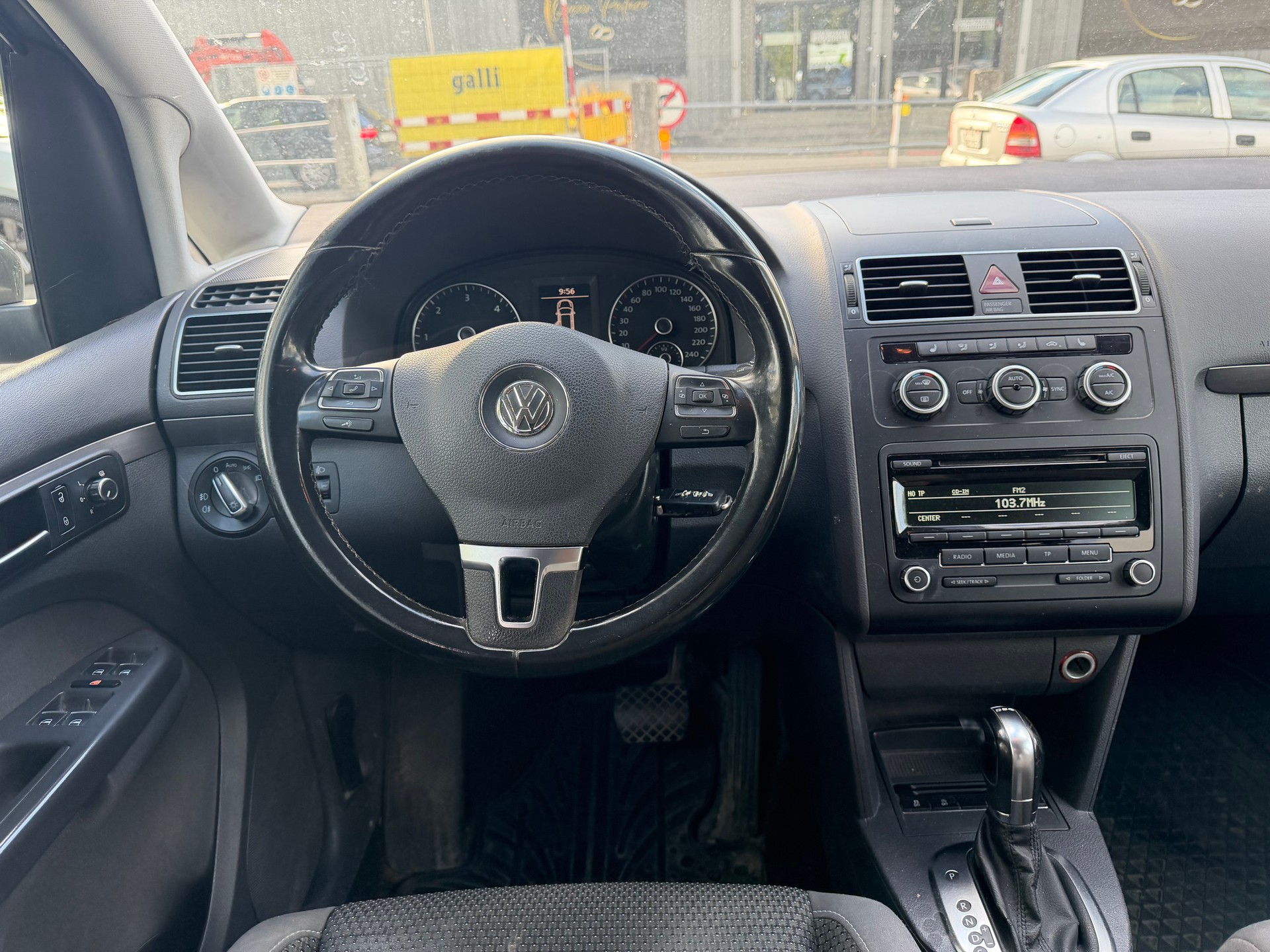 VW Touran 1.6 TDI BMT Comfortline DSG ** 07x Sitze ** Klima-auto ** Tempomat ** Park Sensor H ** Sitzheizung ** B5b-image-3