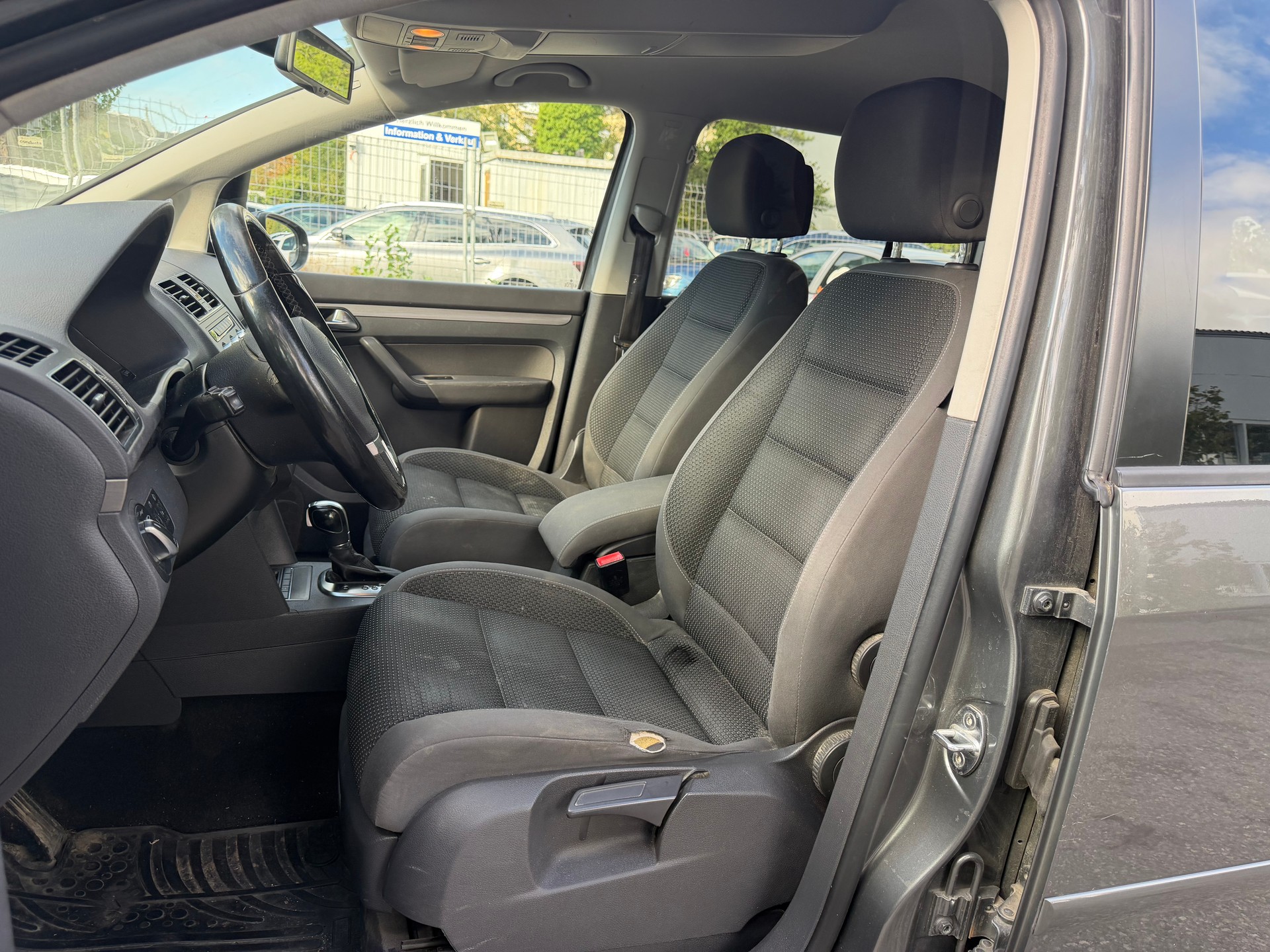 VW Touran 1.6 TDI BMT Comfortline DSG ** 07x Sitze ** Klima-auto ** Tempomat ** Park Sensor H ** Sitzheizung ** B5b-image-6