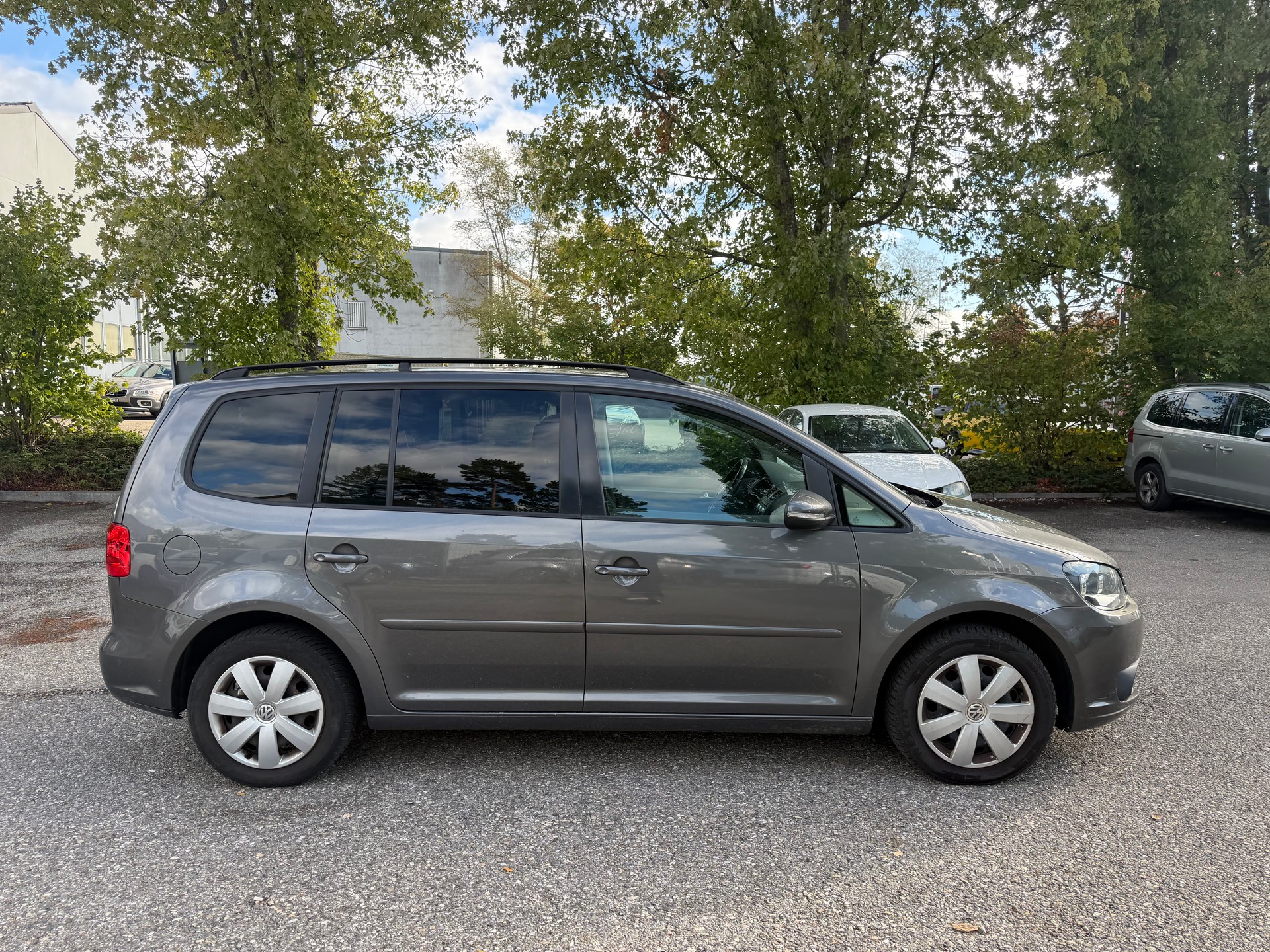 VW Touran 1.6 TDI BMT Comfortline DSG ** 07x Sitze ** Klima-auto ** Tempomat ** Park Sensor H ** Sitzheizung ** B5b-image-11