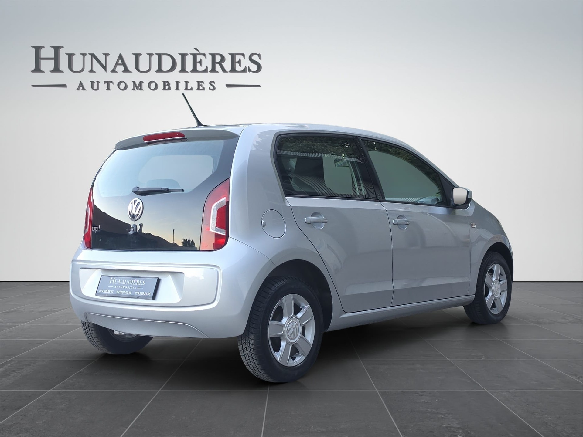 VW Up 1.0 black up Art on Ice-image-1