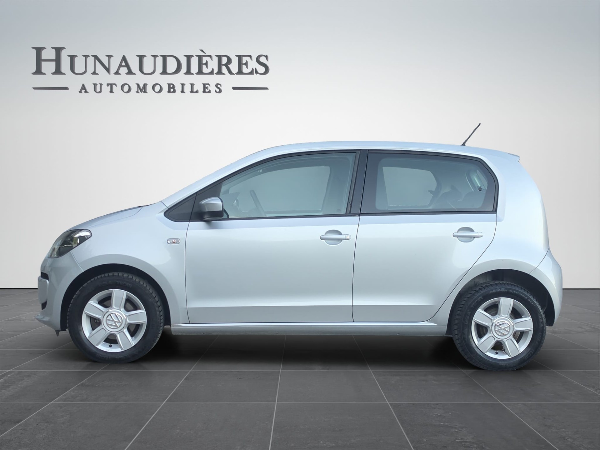 VW Up 1.0 black up Art on Ice-image-5