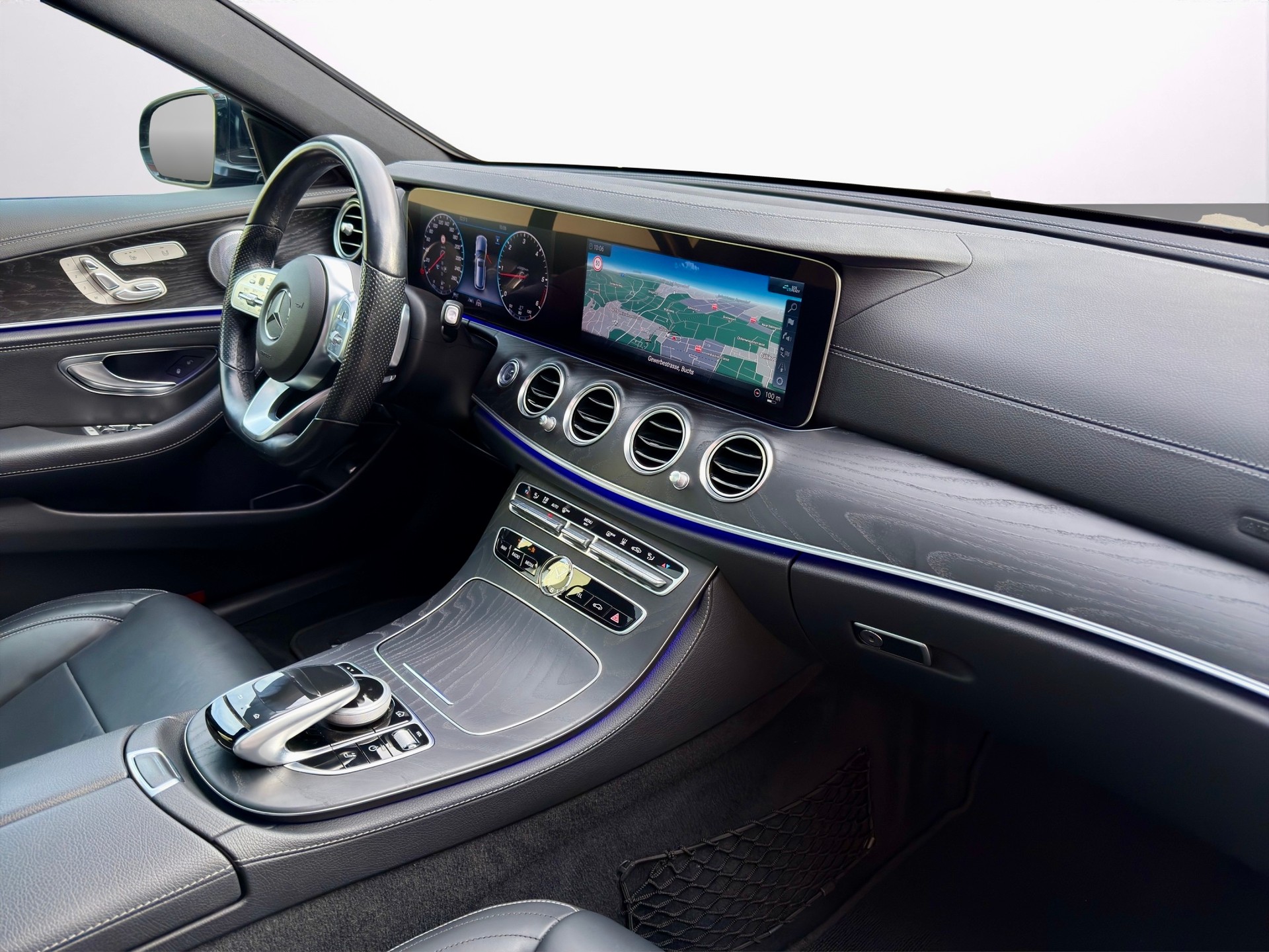 MERCEDES-BENZ E 220 d AMG Line 4Matic 9G-Tronic-image-16