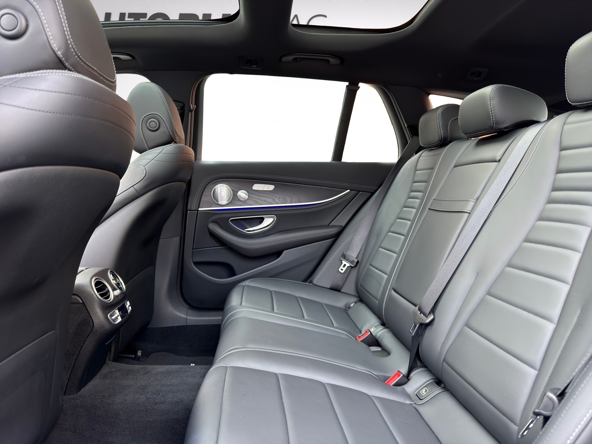 MERCEDES-BENZ E 220 d AMG Line 4Matic 9G-Tronic-image-17