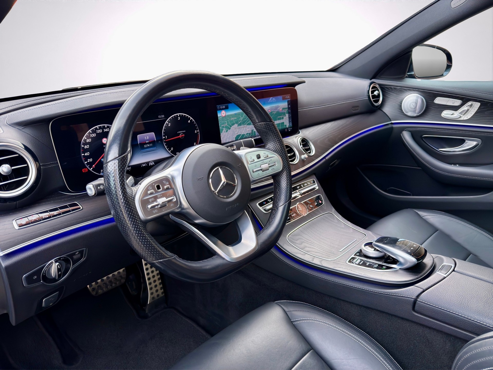 MERCEDES-BENZ E 220 d AMG Line 4Matic 9G-Tronic-image-12
