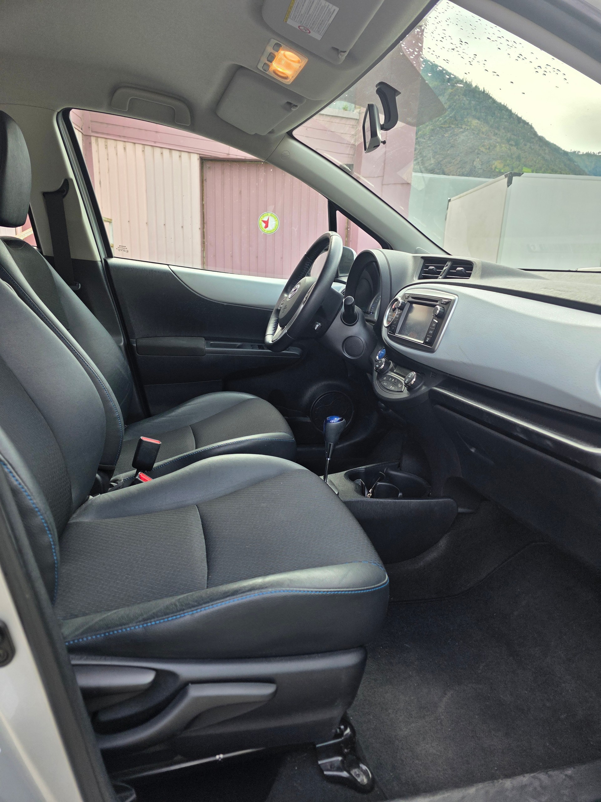 TOYOTA Yaris 1.5 VVT-i Hybrid Sol Premium CVT-image-8