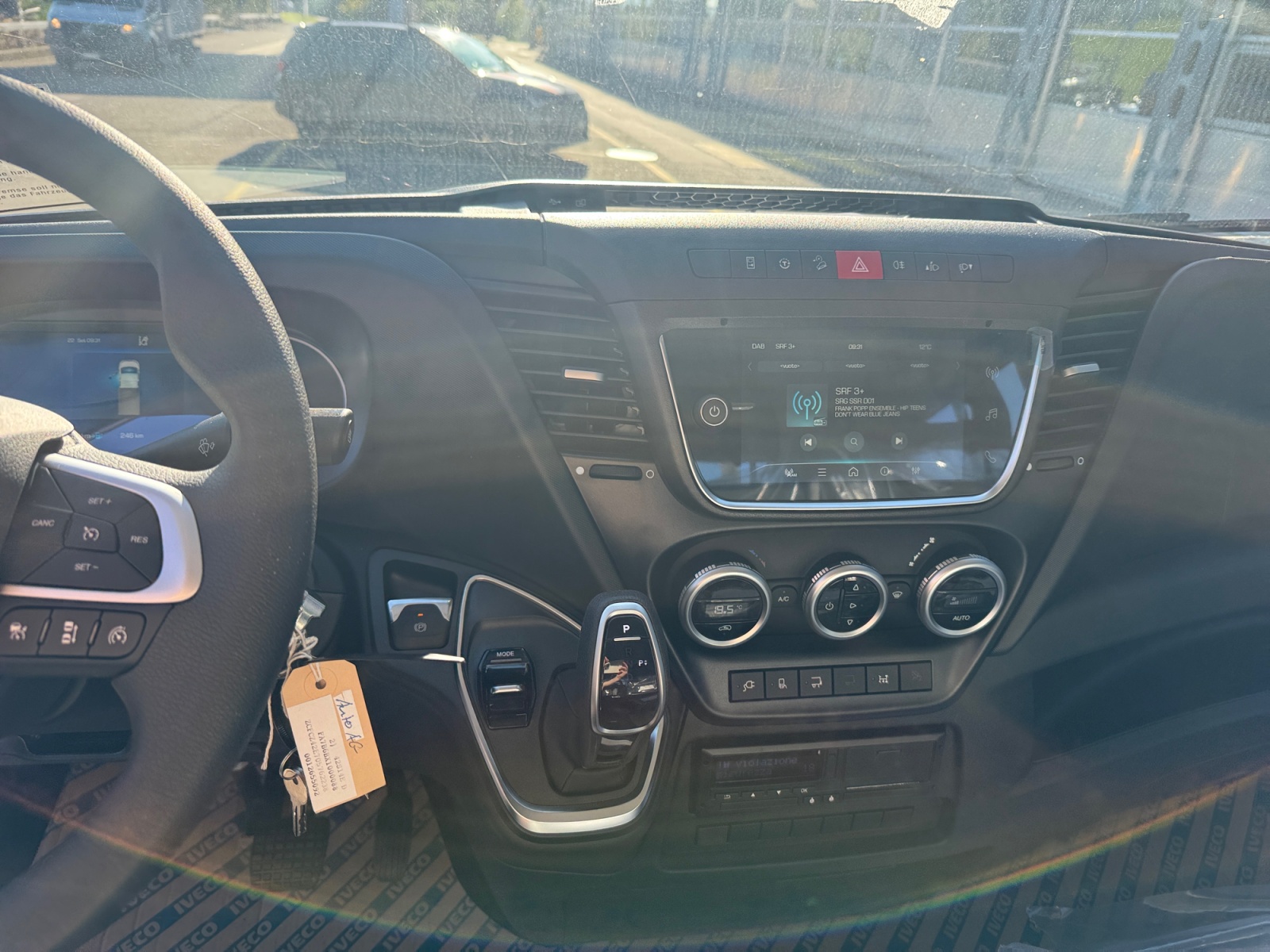 IVECO Doppelkabine mit Kipper-image-8