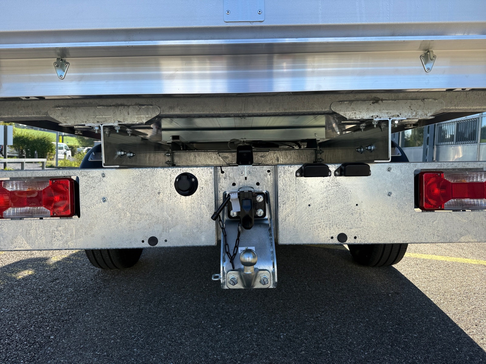 IVECO Doppelkabine mit Kipper-image-11