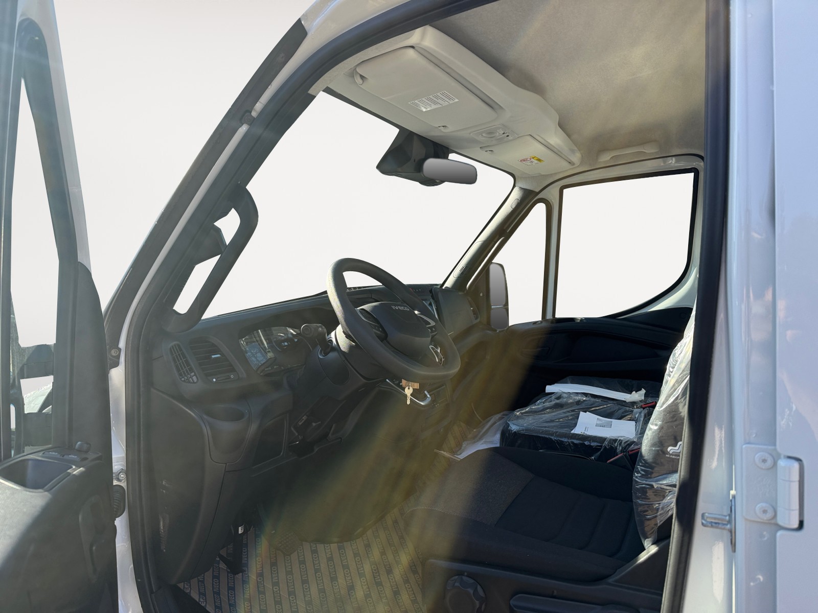 IVECO Doppelkabine mit Kipper-image-5