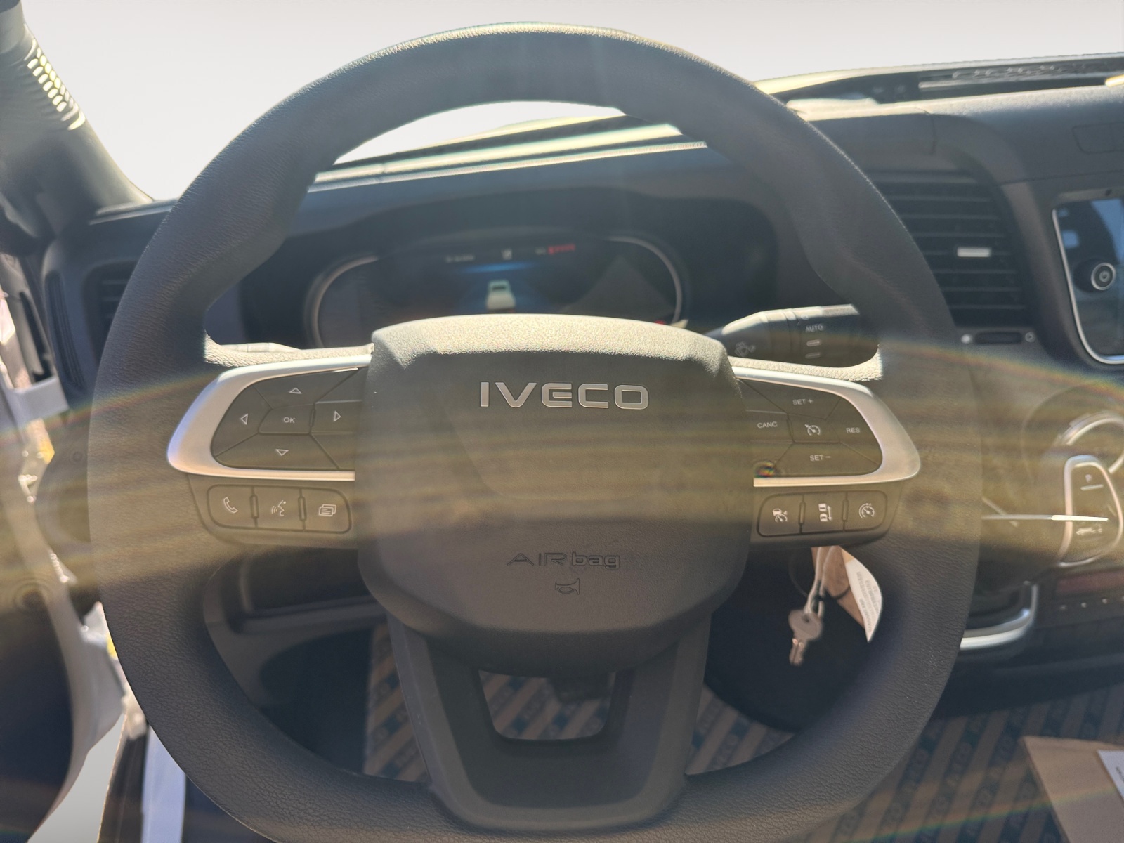 IVECO Doppelkabine mit Kipper-image-6