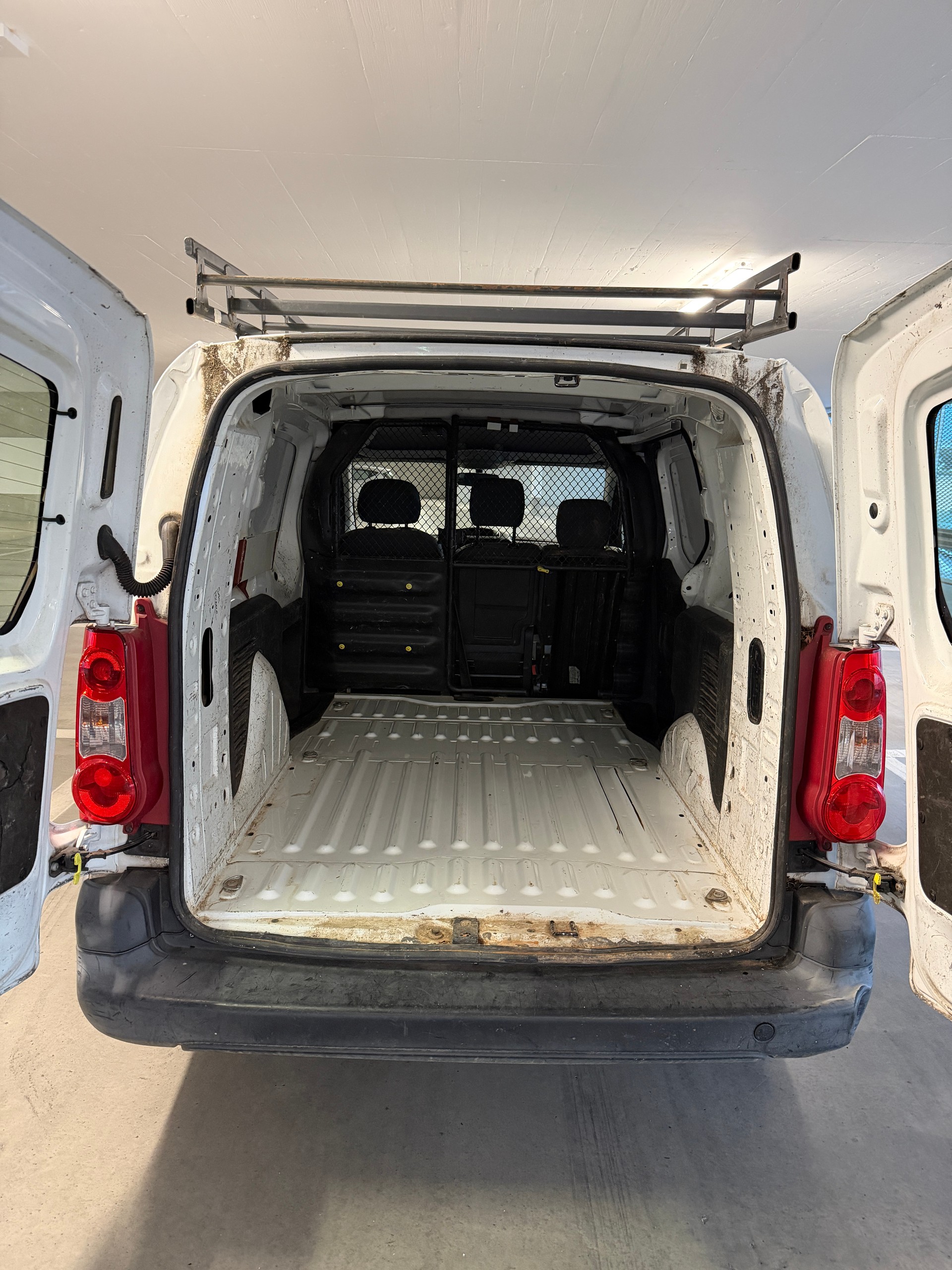 PEUGEOT Partner 1.6 HDI Urban - 76.000 Kilometres - Expertise du jour-image-9