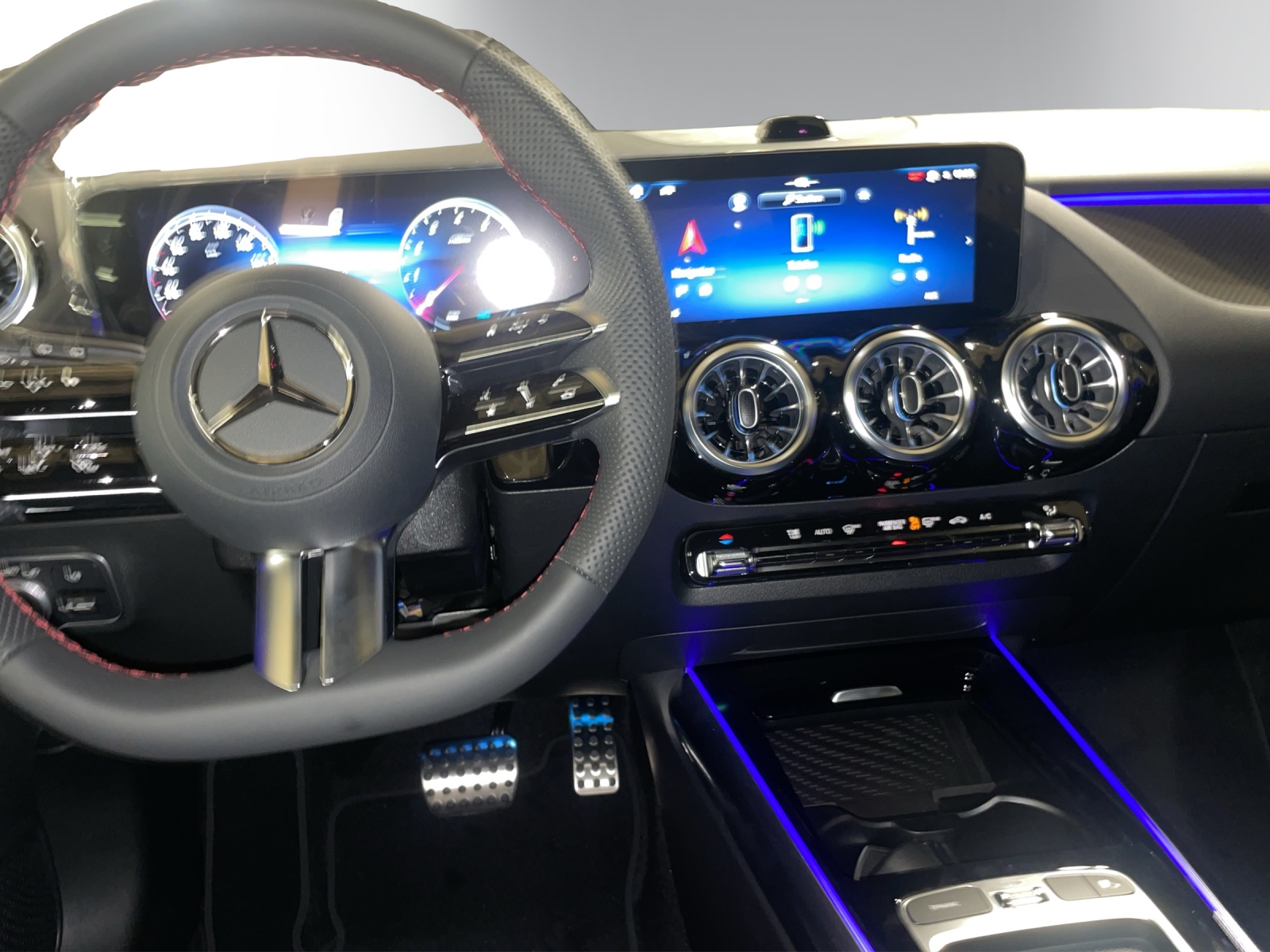 MERCEDES-BENZ GLA 200 Night Star 7G-DCT-image-14