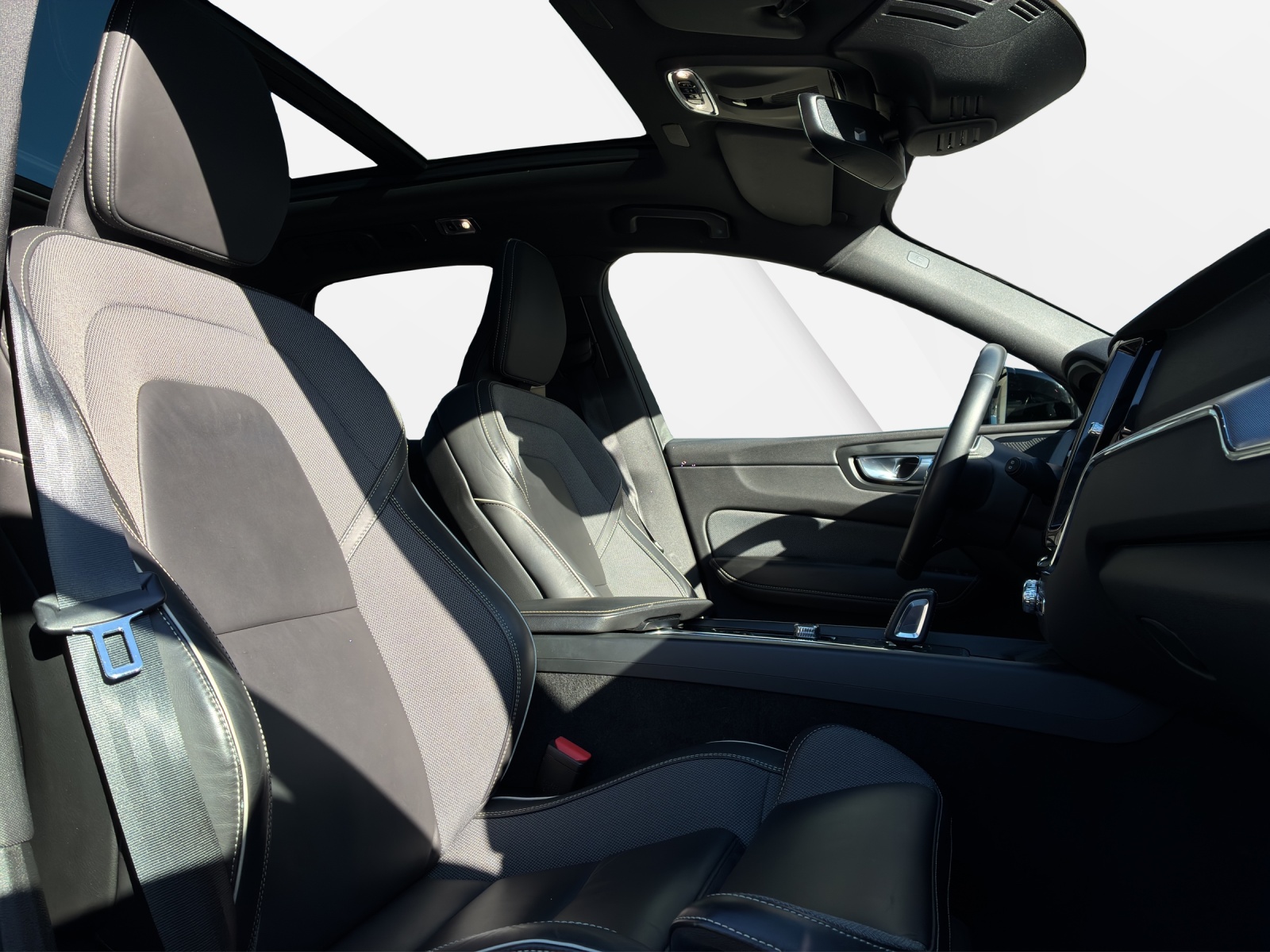 VOLVO XC60 2.0 T6 TE R-Design eAWD-image-18
