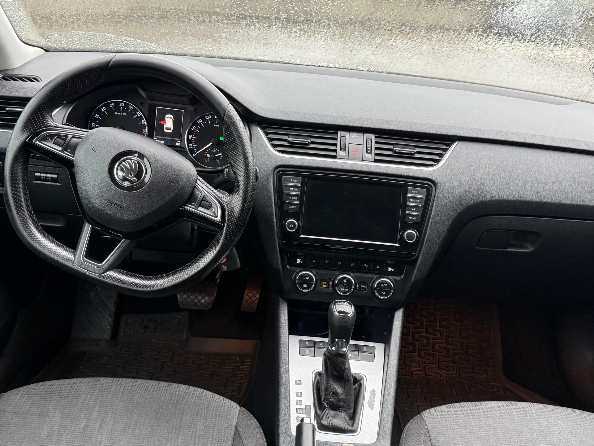 SKODA Octavia Combi 2.0 TDI Swiss Edition 4x4 DSG-image-7