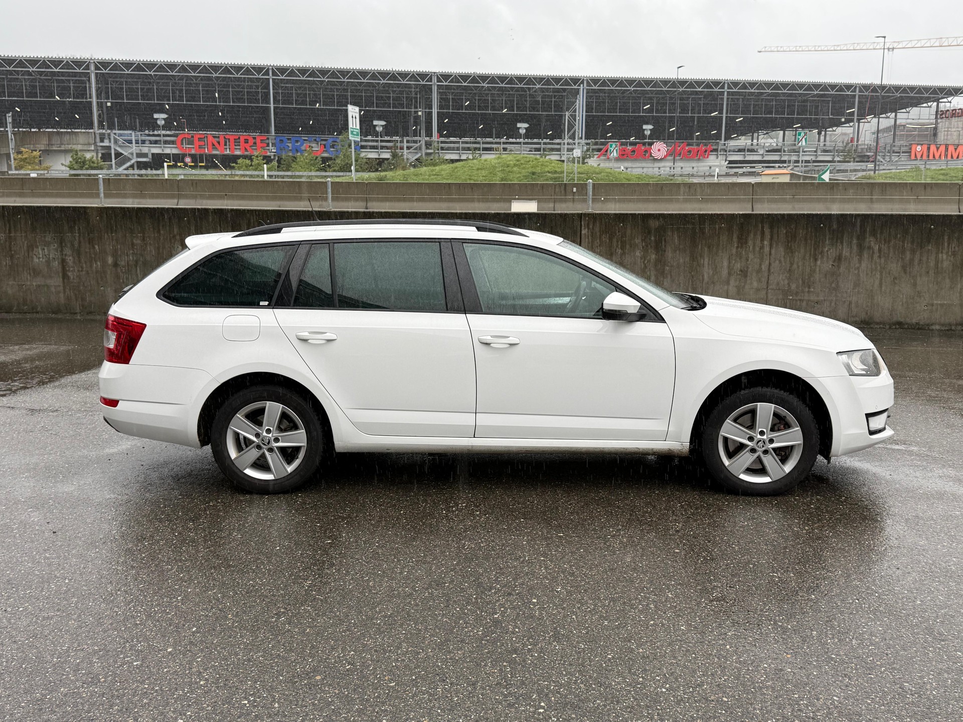 SKODA Octavia Combi 2.0 TDI Swiss Edition 4x4 DSG-image-3