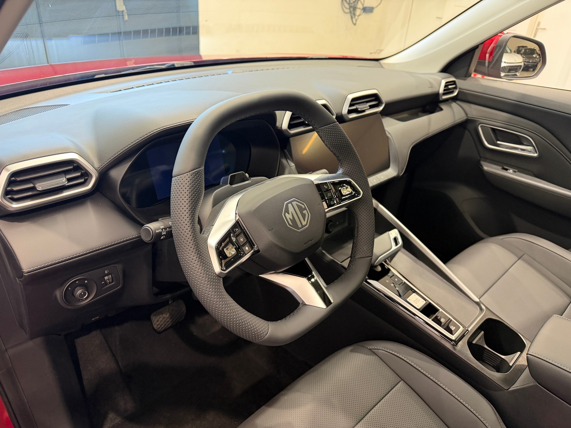 MG ZS 1.5 HEV Luxury*PANORAMA*FACELIFT*-image-13