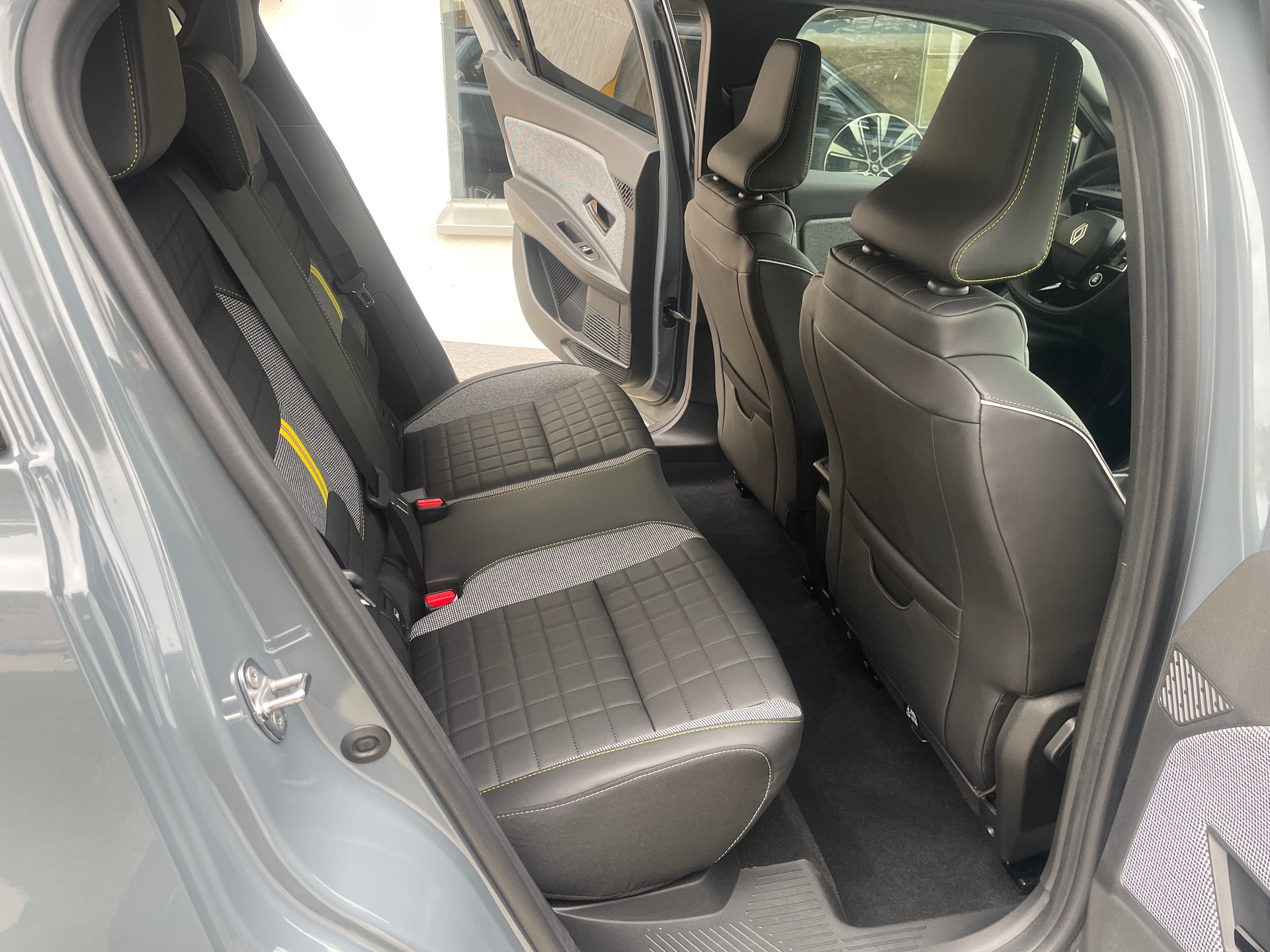 RENAULT R4 E-Tech Comfort Range 52 kWh Iconic-image-5
