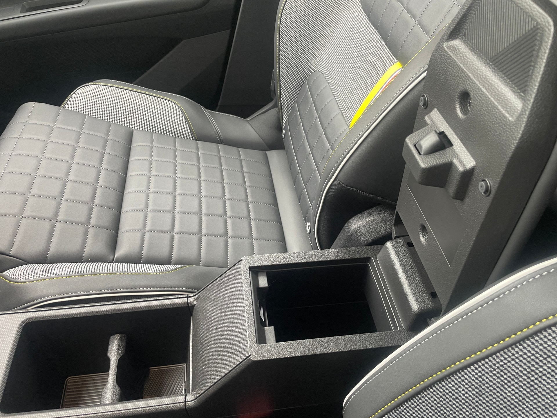 RENAULT R4 E-Tech Comfort Range 52 kWh Iconic-image-15