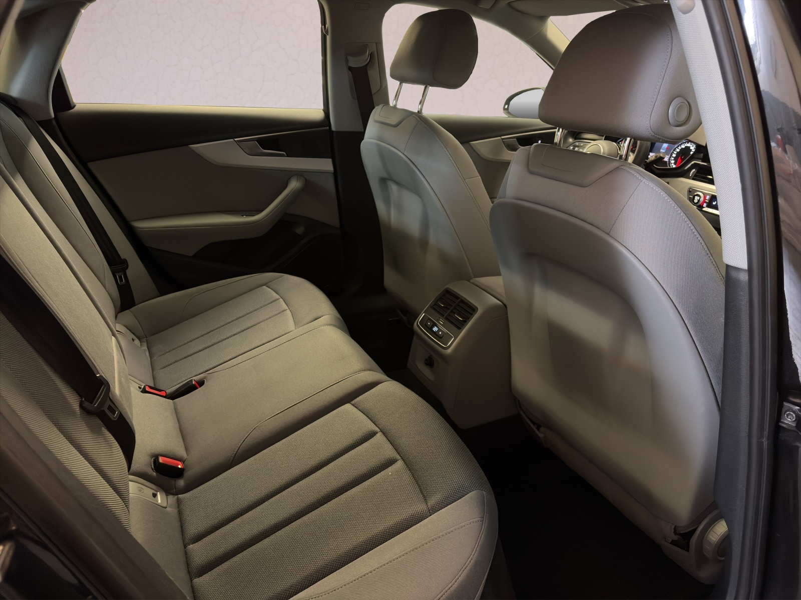 AUDI A4 Limousine 35 TDI Attraction S-tronic-image-16