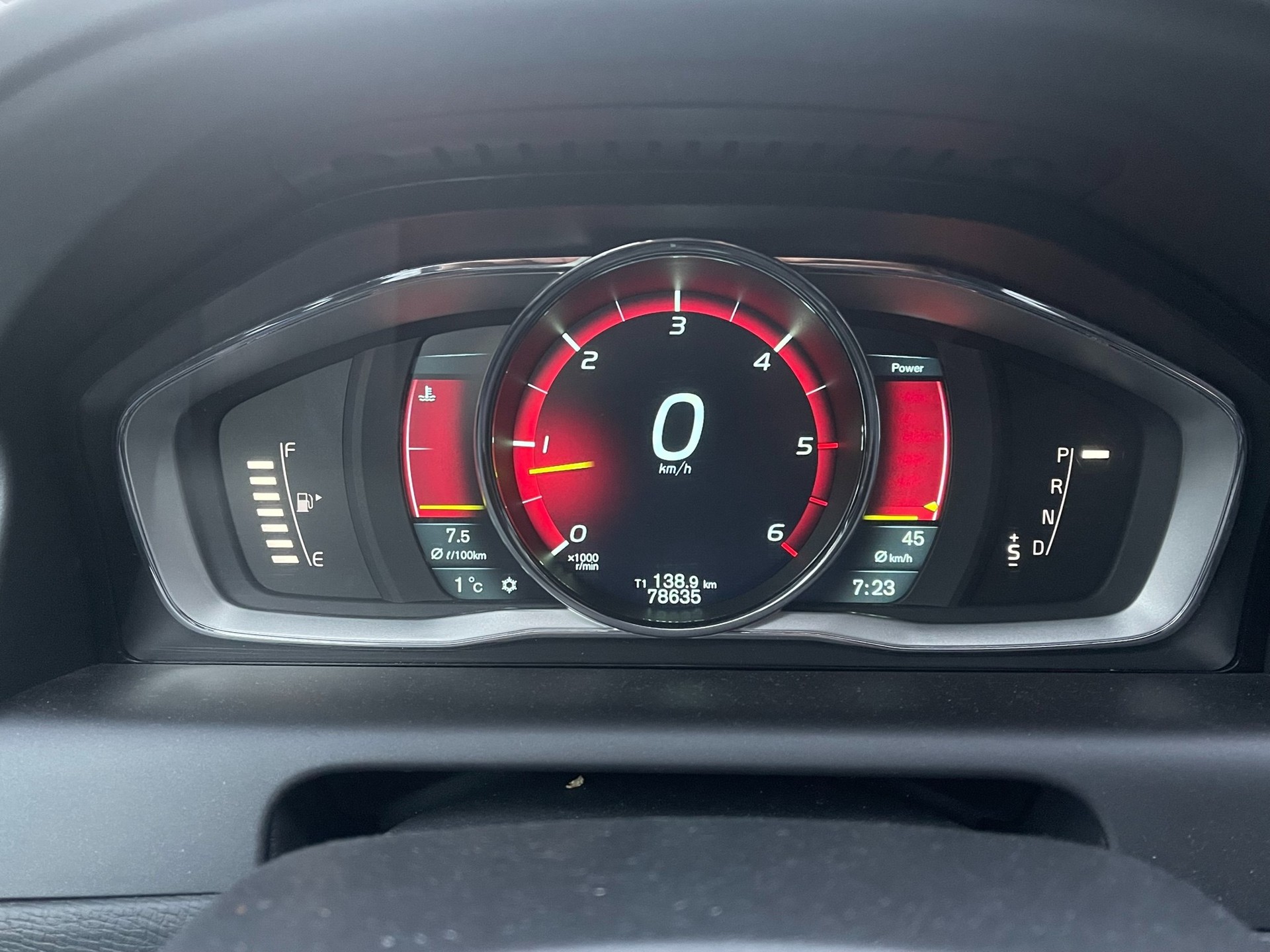 VOLVO XC60 D4 AWD Husky Edition Geartronic-image-6