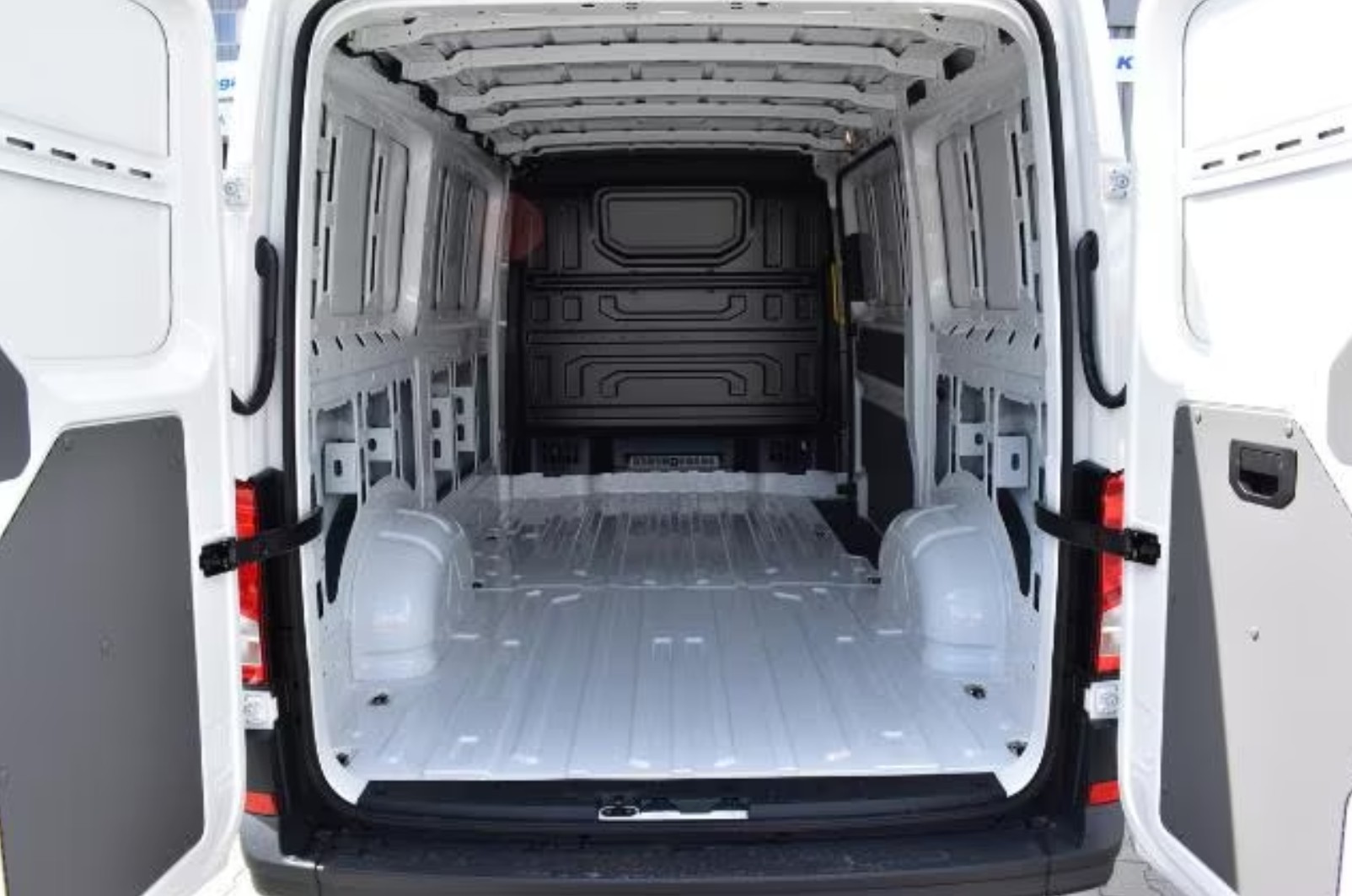 VW Crafter 30 2.0 TDI L3-image-9