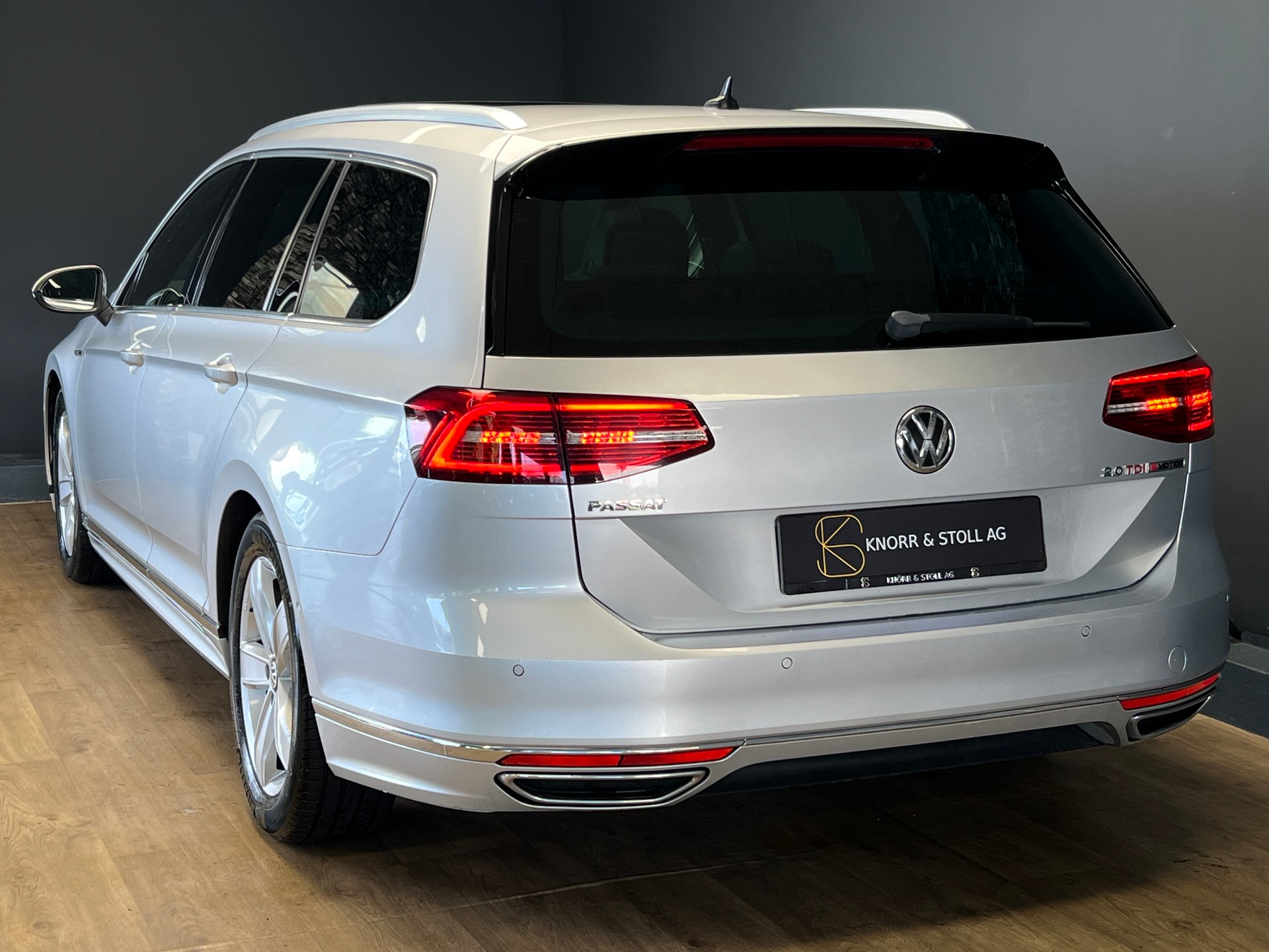 VW Passat Variant 2.0 TDI BMT R-Line High. DSG 4Motion-image-3