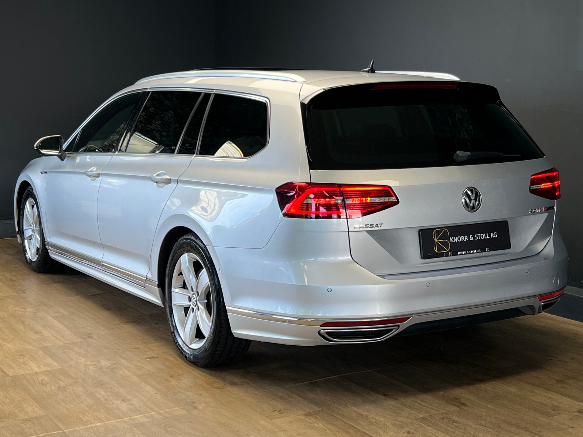 VW Passat Variant 2.0 TDI BMT R-Line High. DSG 4Motion-image-4