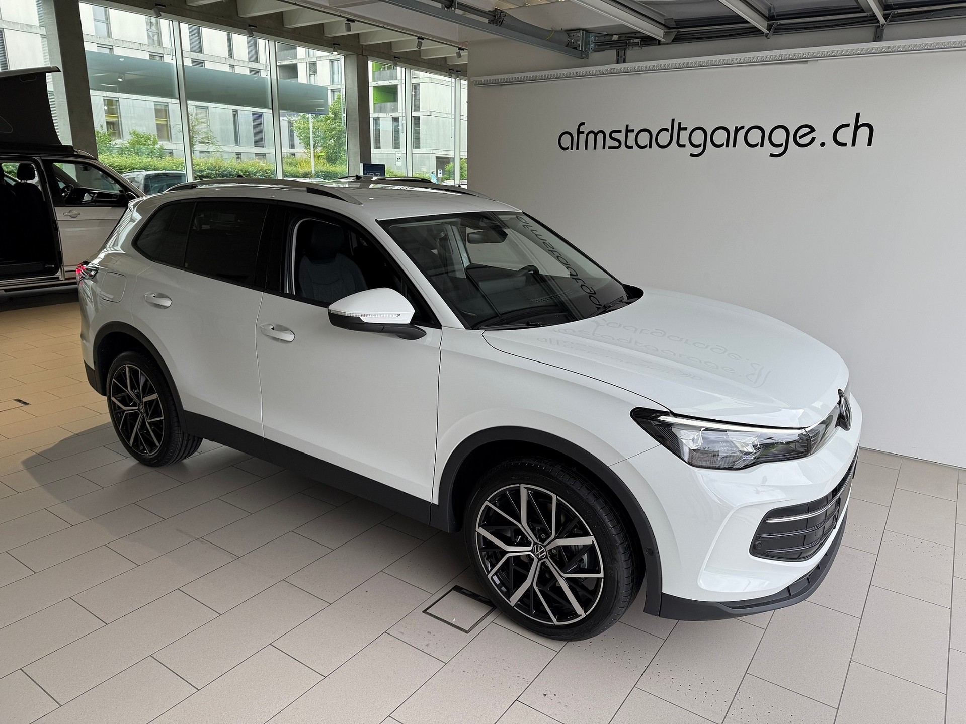 VW Tiguan 2.0 TSI DSG Life 4Motion-showroom-element-1