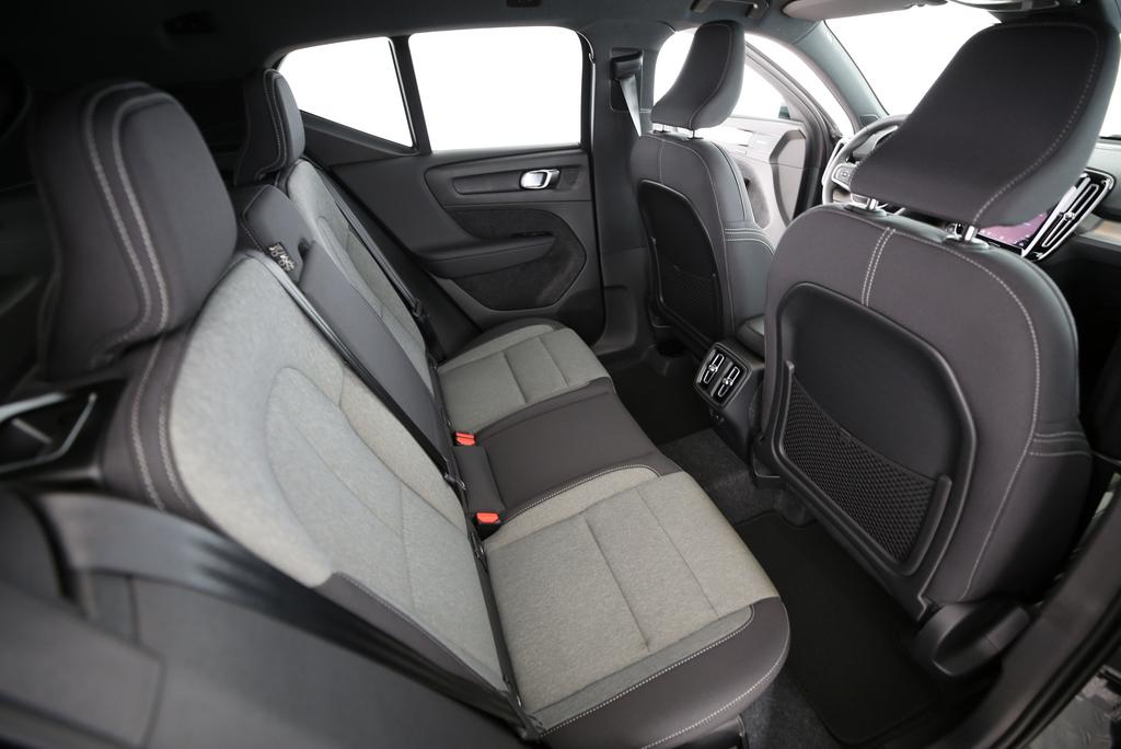 VOLVO XC40 2.0 B3 MH Plus Dark-image-9