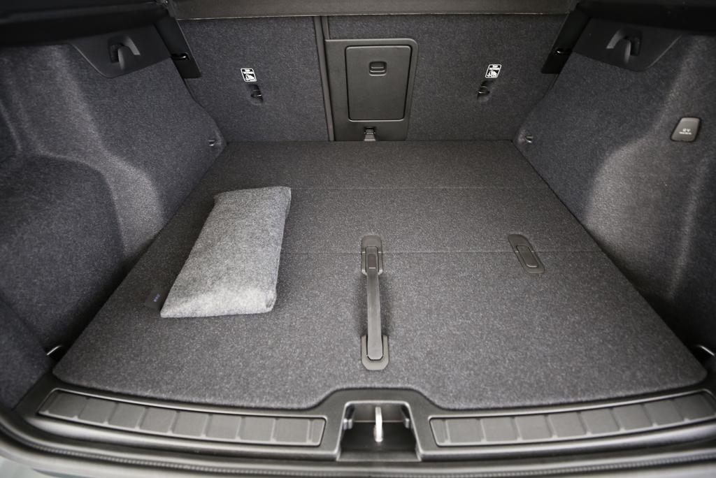 VOLVO XC40 2.0 B3 MH Plus Dark-image-8