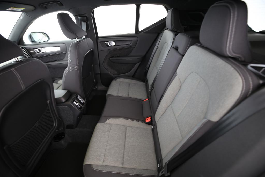 VOLVO XC40 2.0 B3 MH Plus Dark-image-7