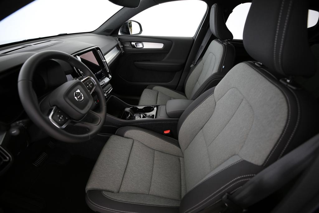 VOLVO XC40 2.0 B3 MH Plus Dark-image-6