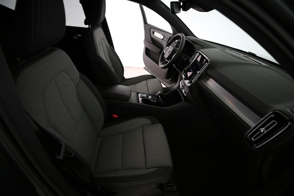 VOLVO XC40 2.0 B3 MH Plus Dark-image-10