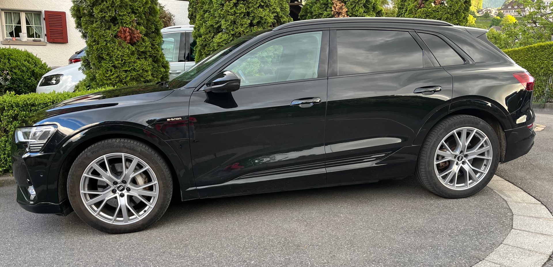 AUDI e-tron 55 S Line quattro-image-3
